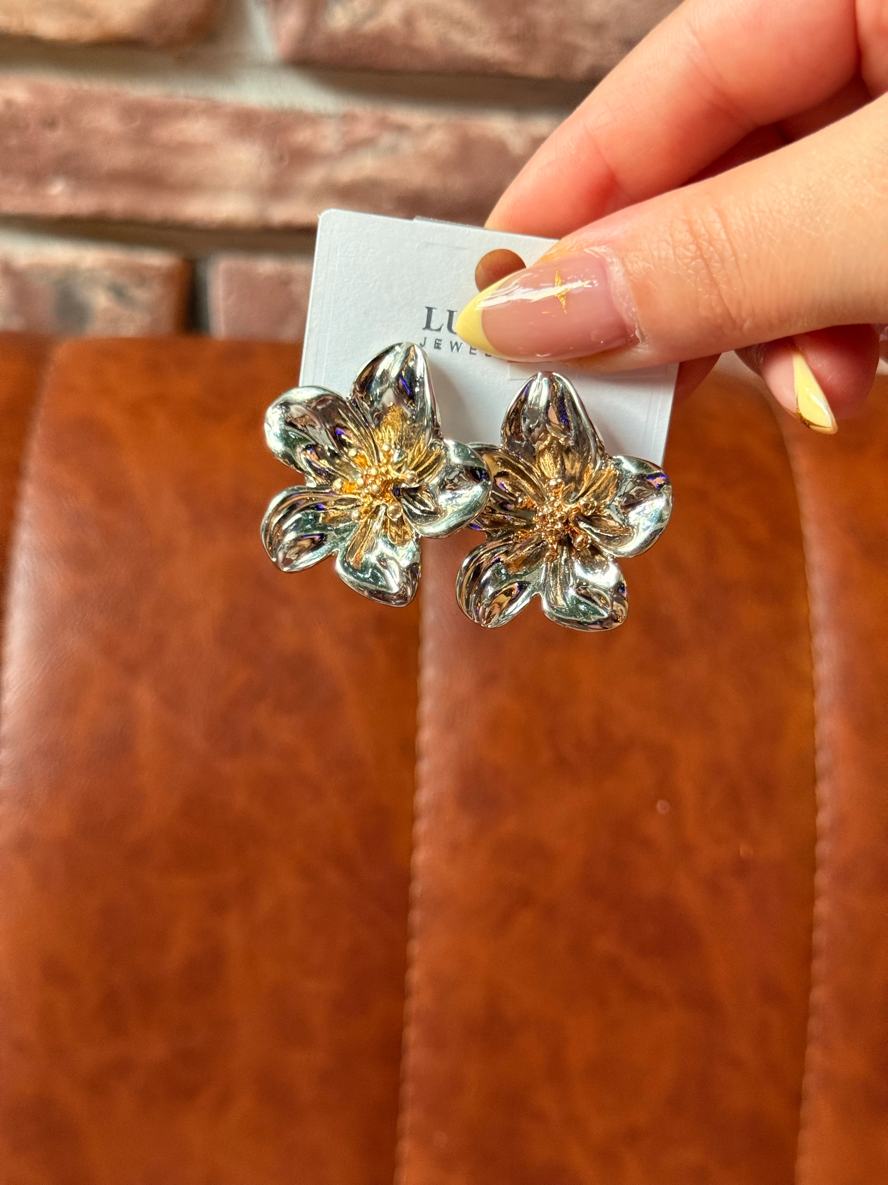 Gümüş Renk Çiçek Model Küpe