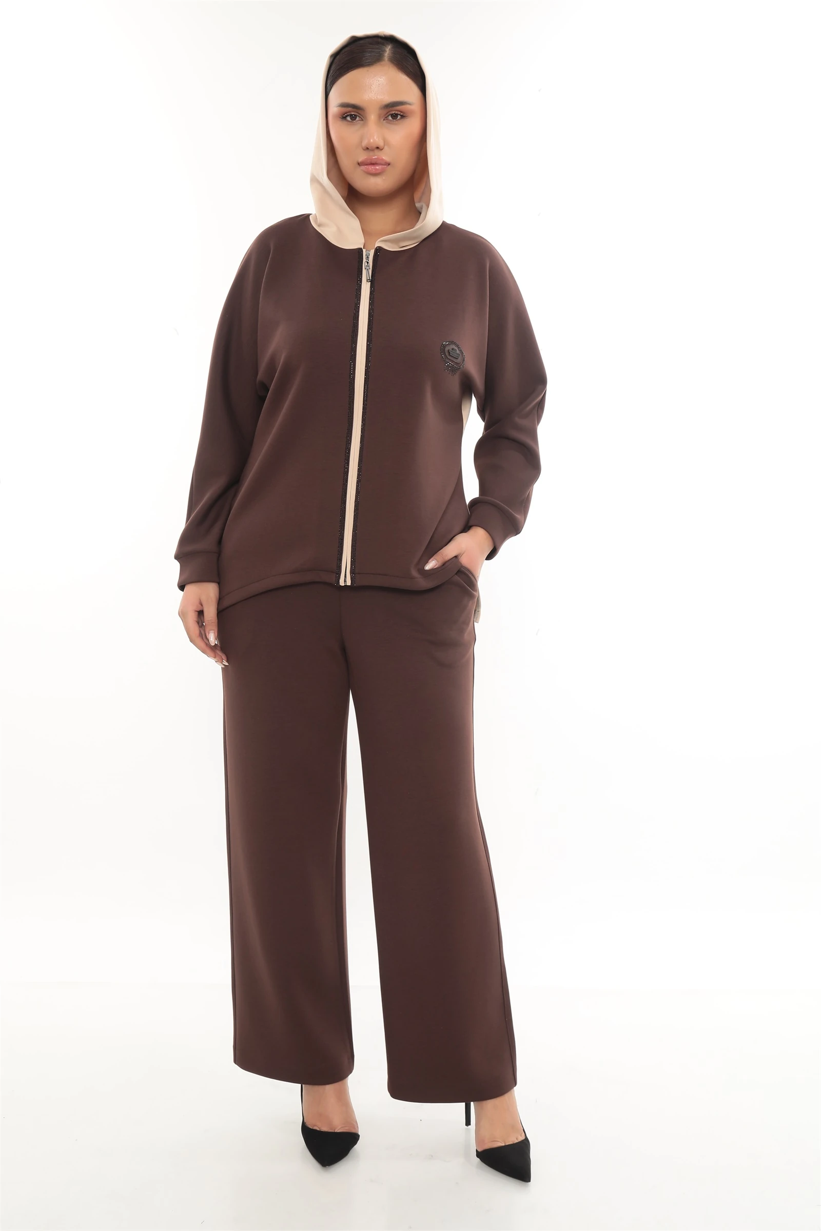 Sezonluk Özel Aksesuarlı Fermuarlı Yırtmaçlı Eşofman Takımı