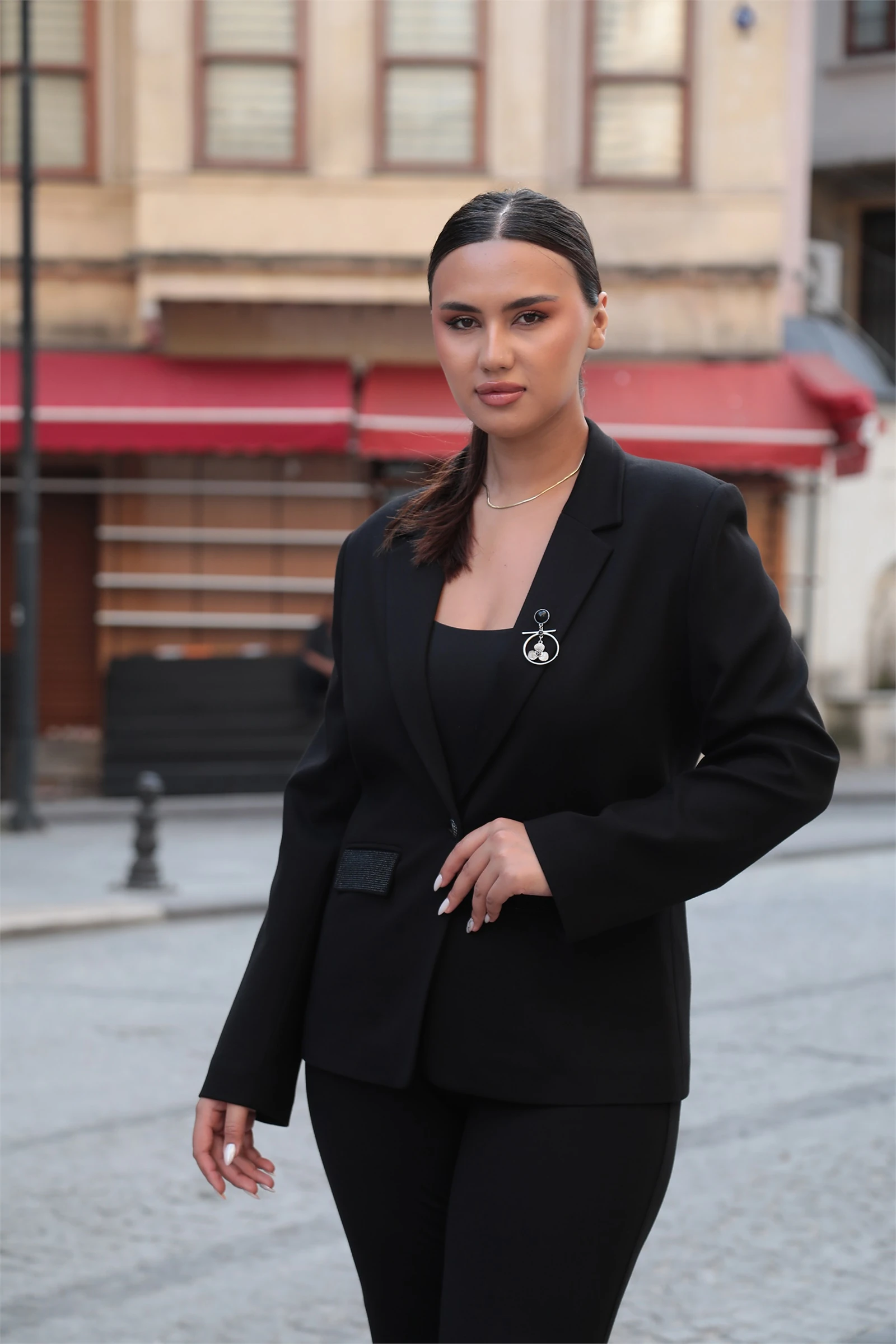 Sezonluk Klasik Taşlı Cepli Broşlu Esnek Rahat Kumaşlı Pantolon Ve Ceketli Takım