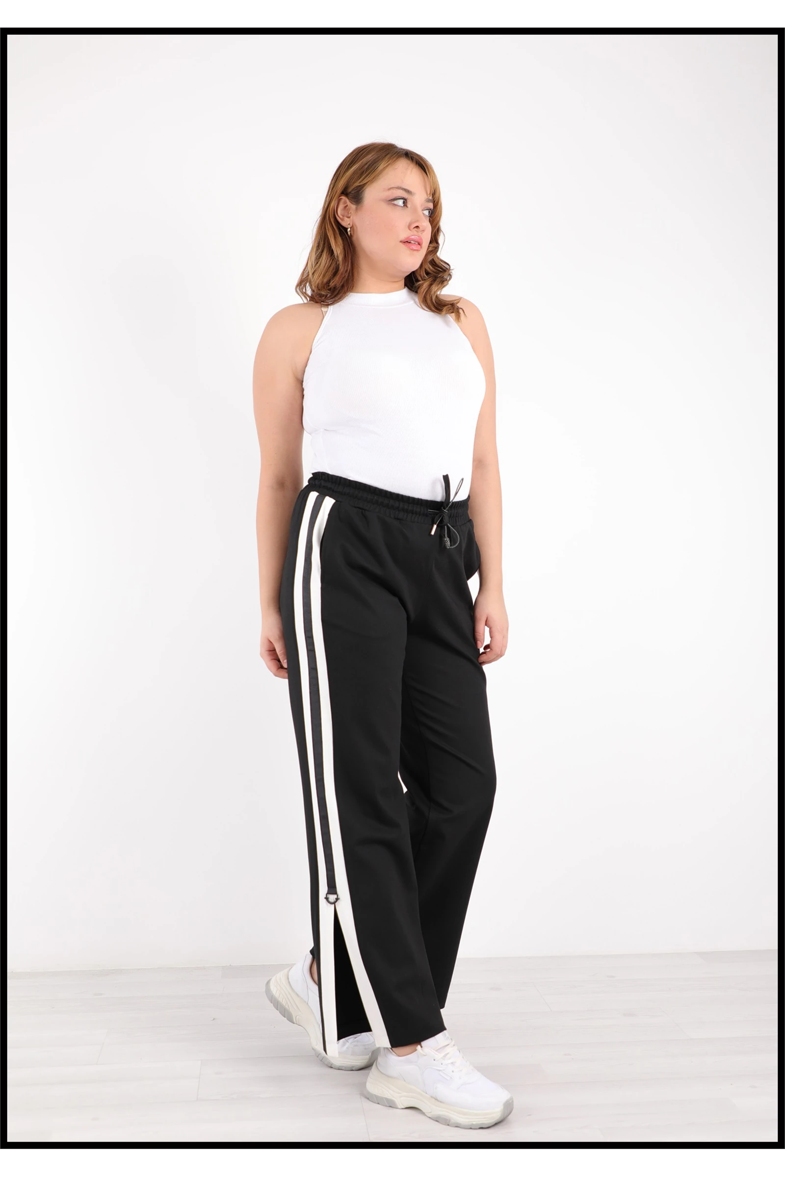 Sezonluk Yanları Şeritli Paçası Yırtmaçlı Pantolon