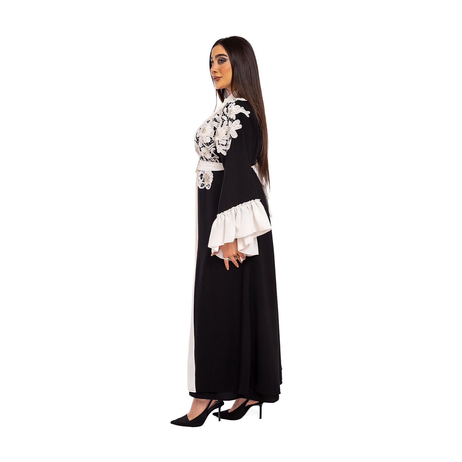 Beyaz Güpürlü İşleme ve Kol Detaylı Siyah Abaya     