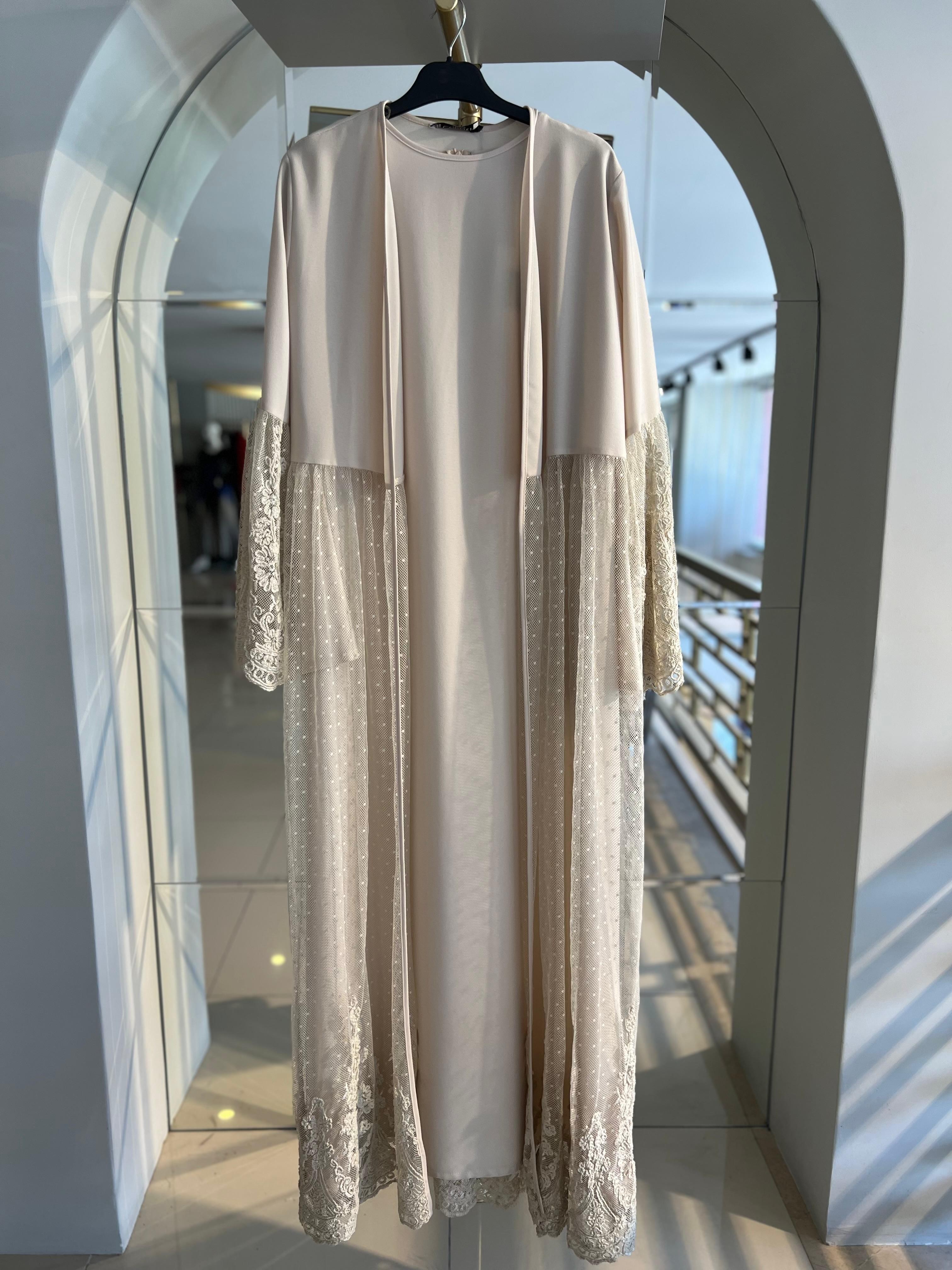 SERAP ESER- DANTEL DETAYLI BEJ ABAYA