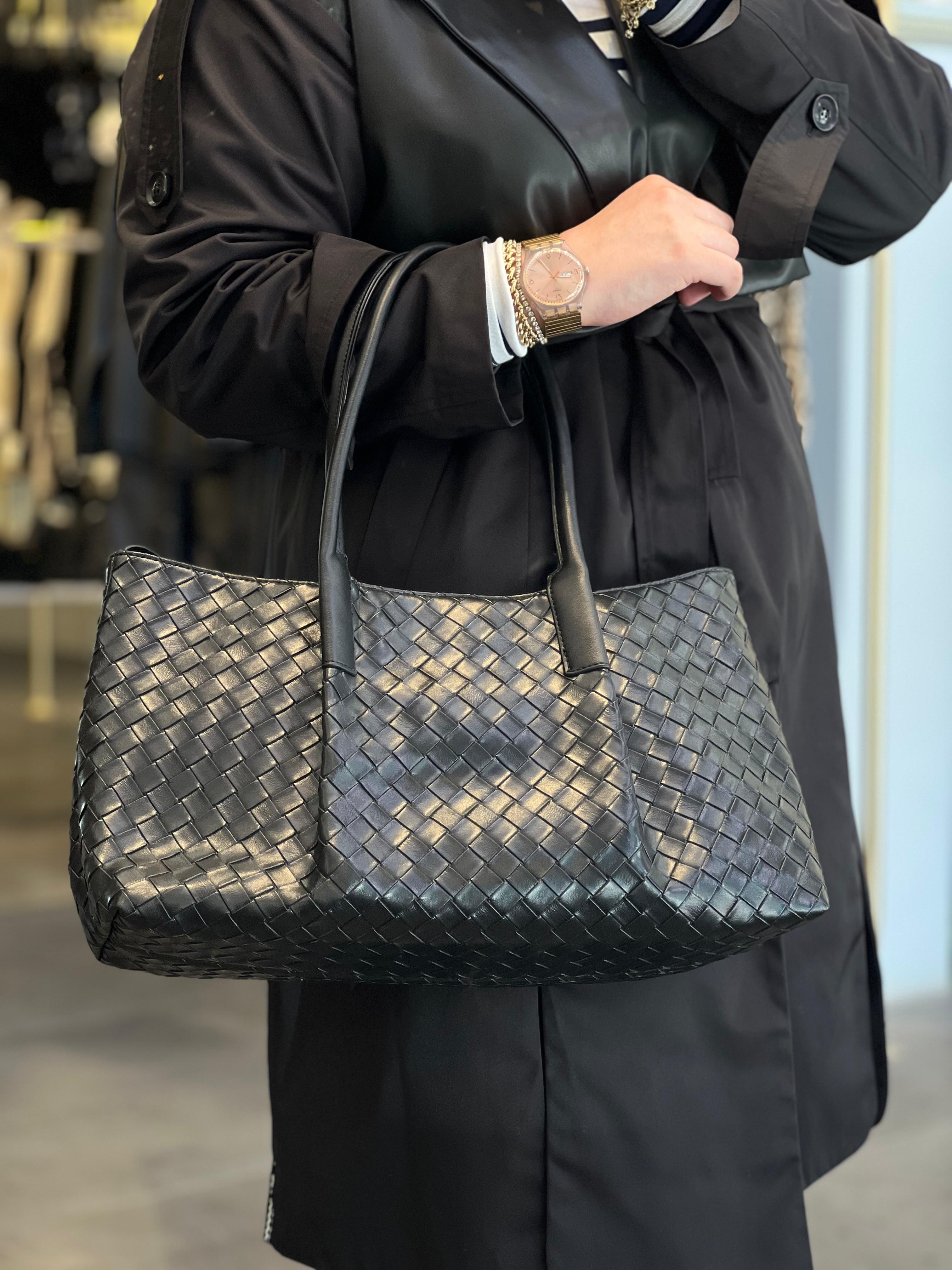 SERAP ESER EXCLUSİVE- BAKLAVA DESENLİ SİYAH İTHAL DERİ KOL ÇANTASI