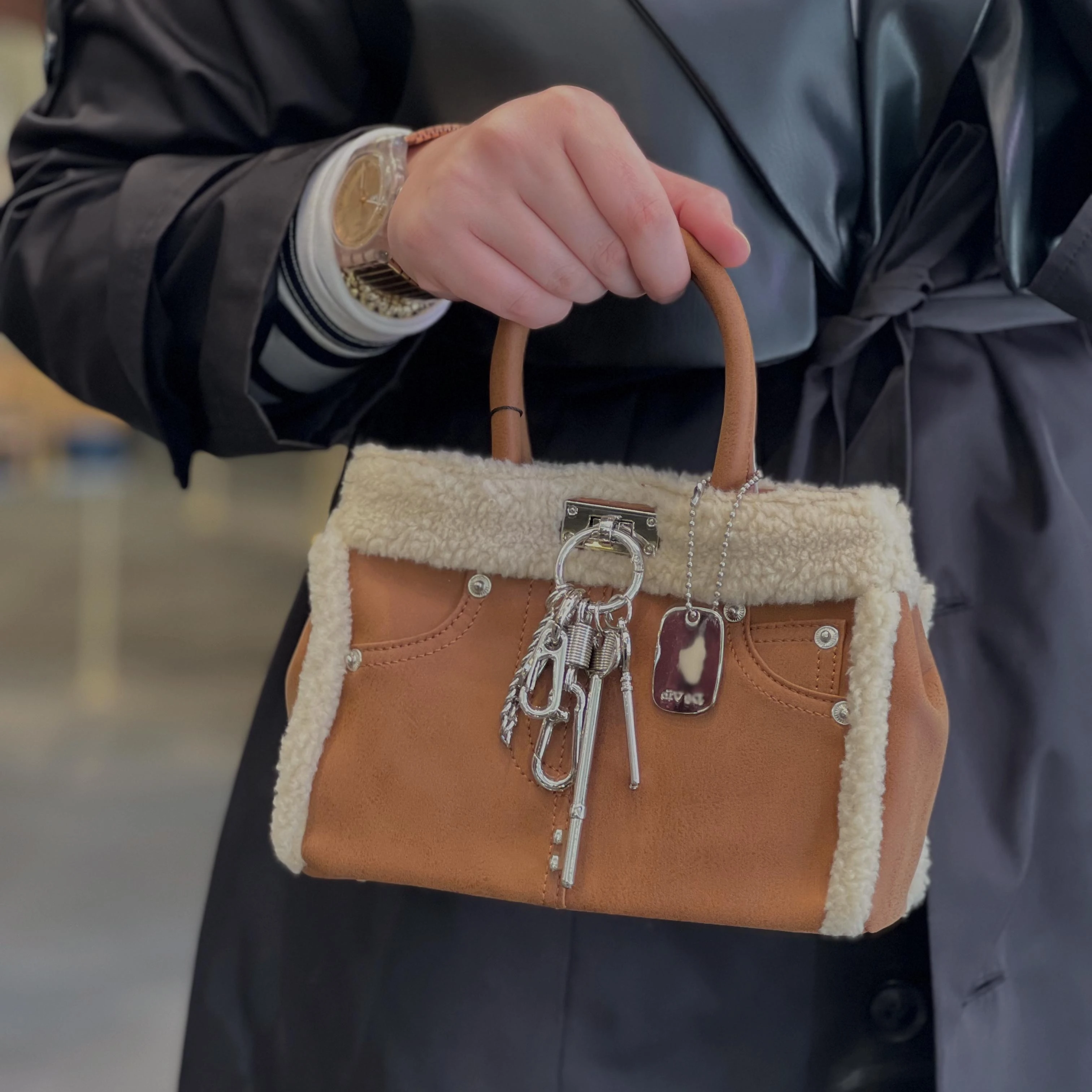 SERAP ESER EXCLUSİVE- PELUŞ DETAYLI KÜÇÜK EL ÇANTASI