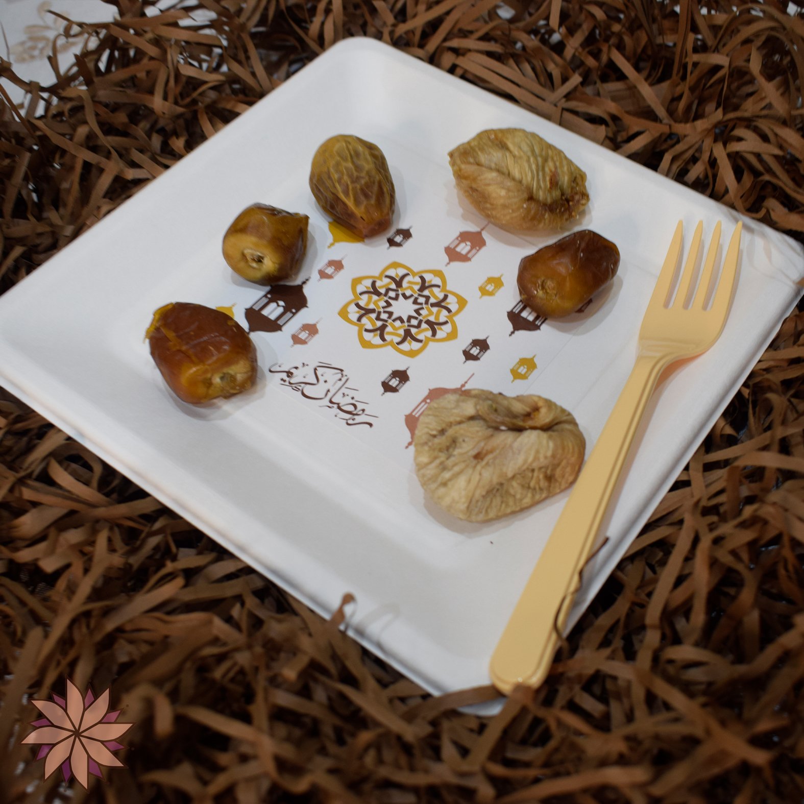 10-piece environmental Ramadan plates and cups set in red with Arabic writing