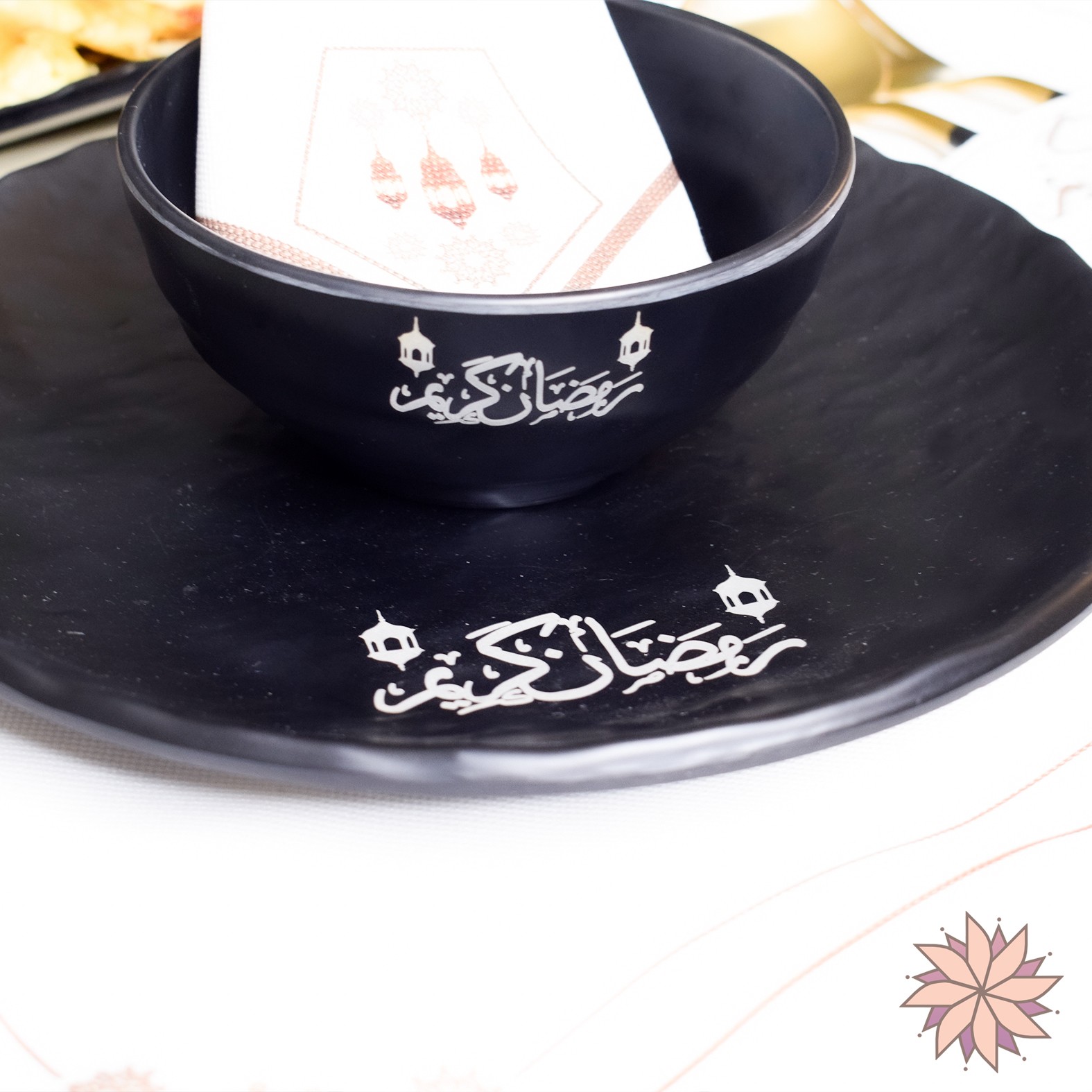 Specially designed round serving plate for Ramadan, 12.5 cm diameter, decorated with Arabic calligraphy