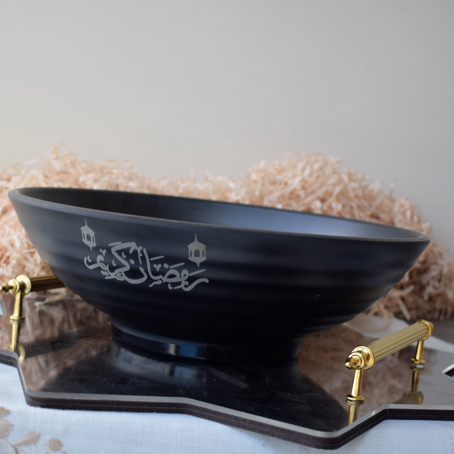 Round serving plate specially designed for Ramadan,  28 cm, decorated with Arabic calligraphy