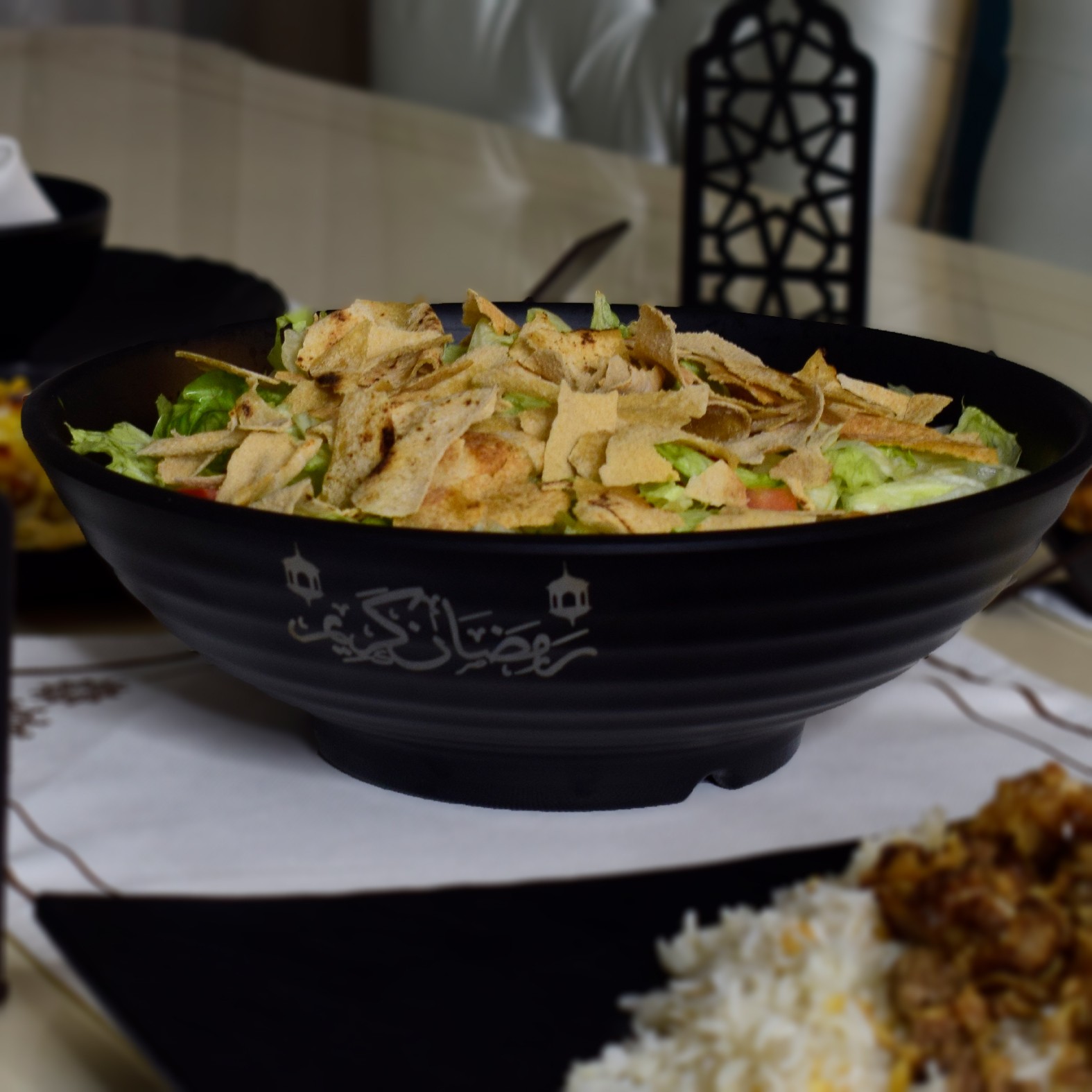 Round serving plate specially designed for Ramadan,  28 cm, decorated with Arabic calligraphy