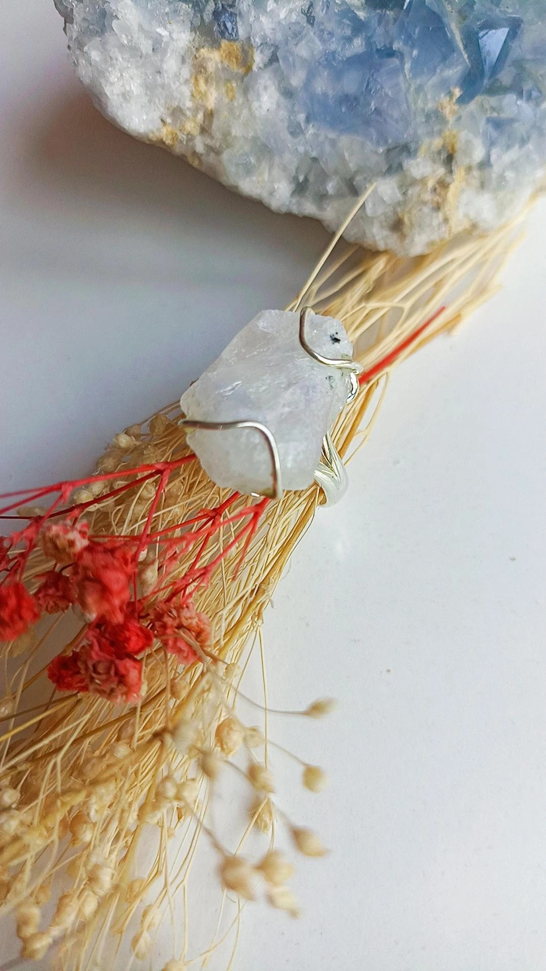 Natürel Kesim Ay Taşı Gümüş Yüzük & Dişil Cazibe