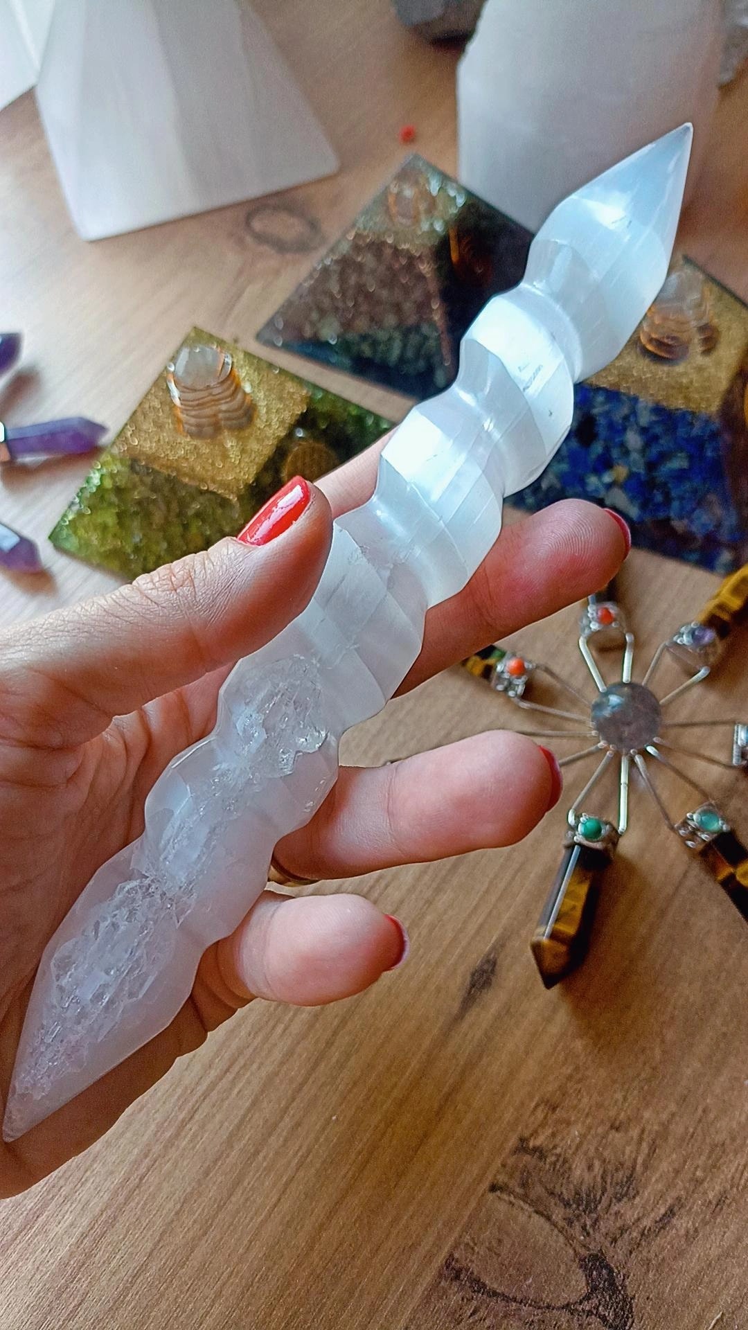 Selenit Spiral Masaj Çubuğu: Enerji Akışını Açma ve Aura Temizliği