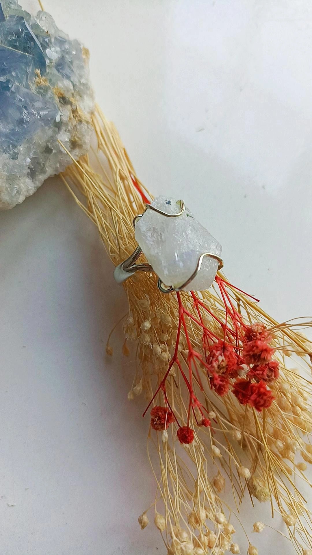 Natürel Kesim Ay Taşı Gümüş Yüzük & Dişil Cazibe