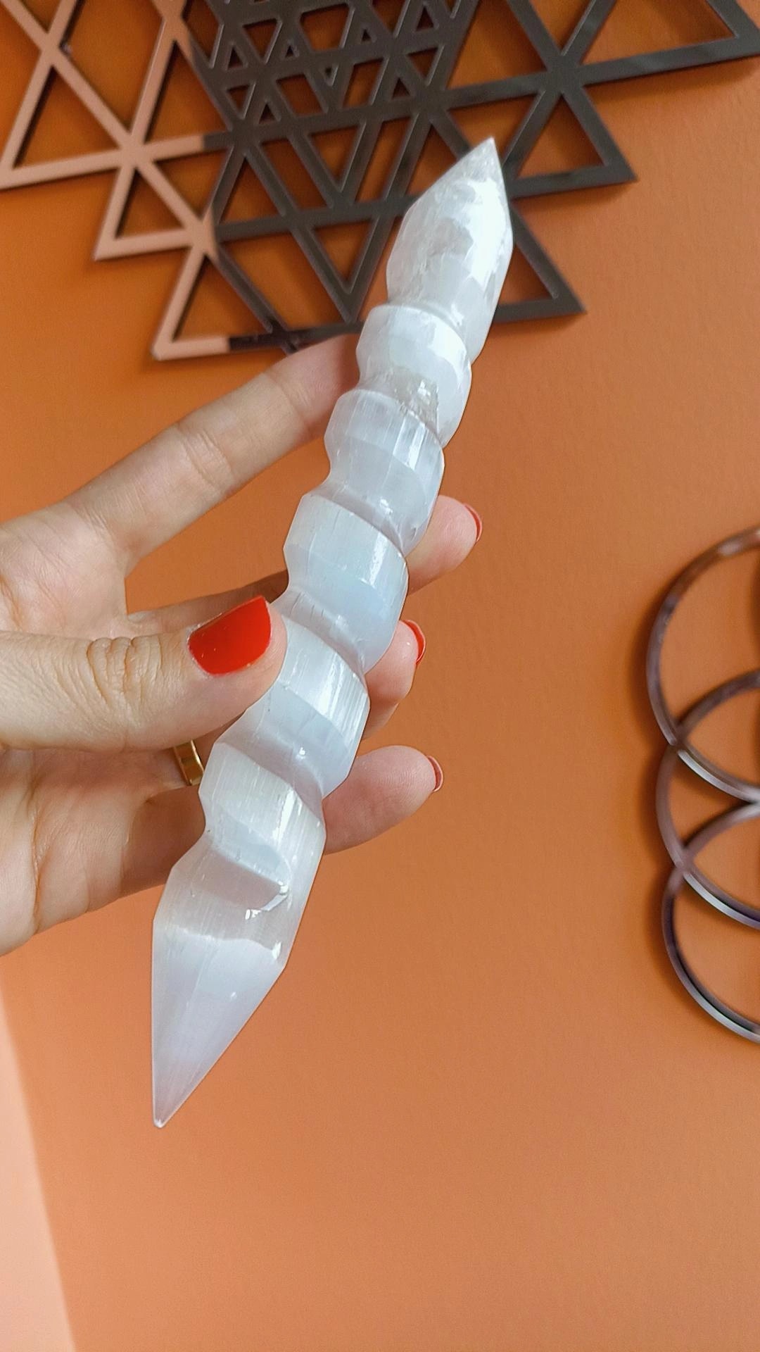 Selenit Spiral Masaj Çubuğu: Enerji Akışını Açma ve Aura Temizliği
