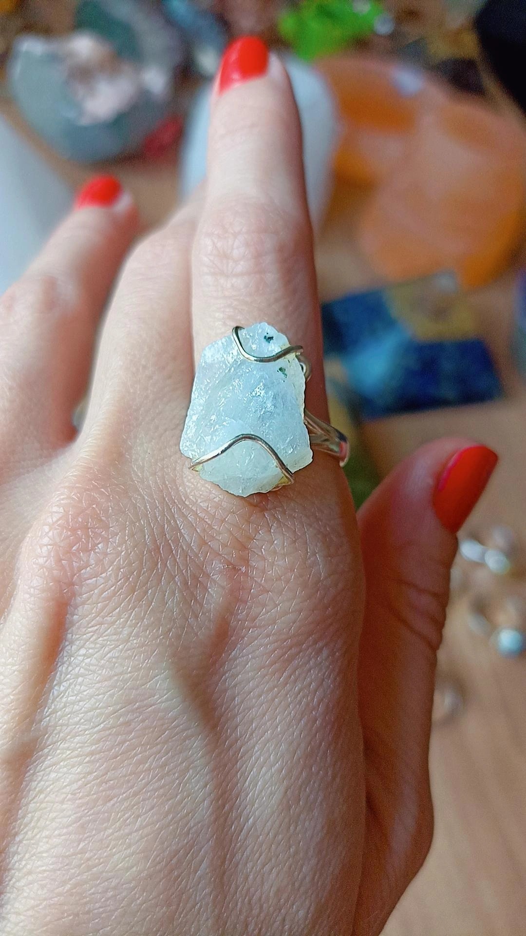 Natürel Kesim Ay Taşı Gümüş Yüzük & Dişil Cazibe