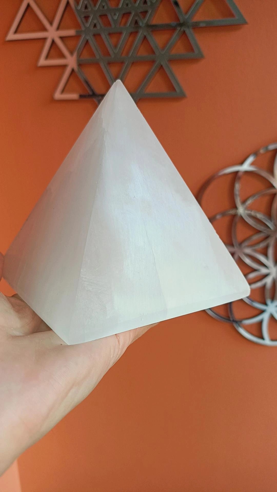 Selenit Piramit: Meleklerin Işığı ve Yüksek Frekanslı Arınma