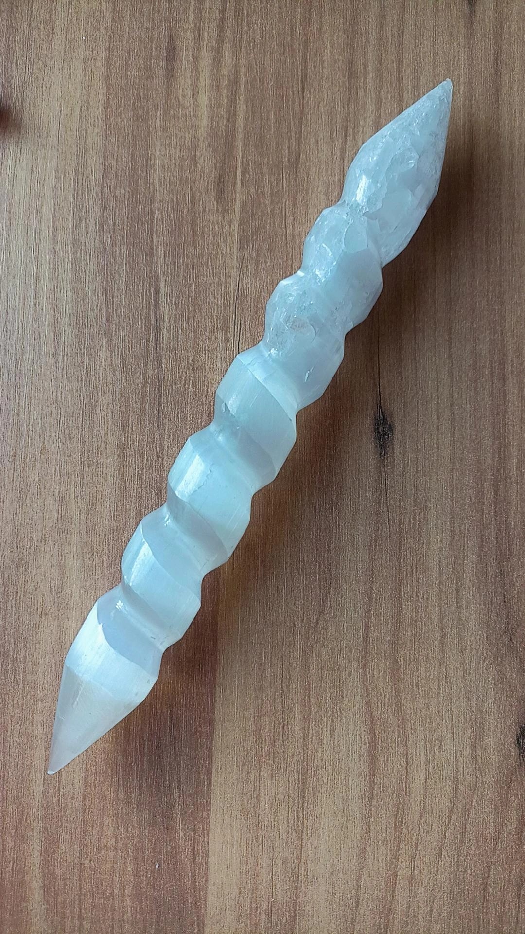 Selenit Spiral Masaj Çubuğu: Enerji Akışını Açma ve Aura Temizliği