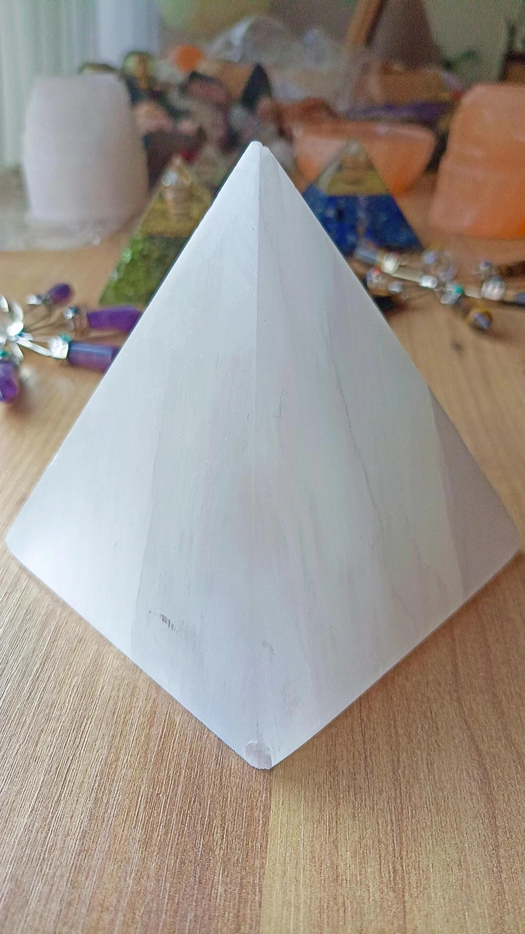 Selenit Piramit: Meleklerin Işığı ve Yüksek Frekanslı Arınma