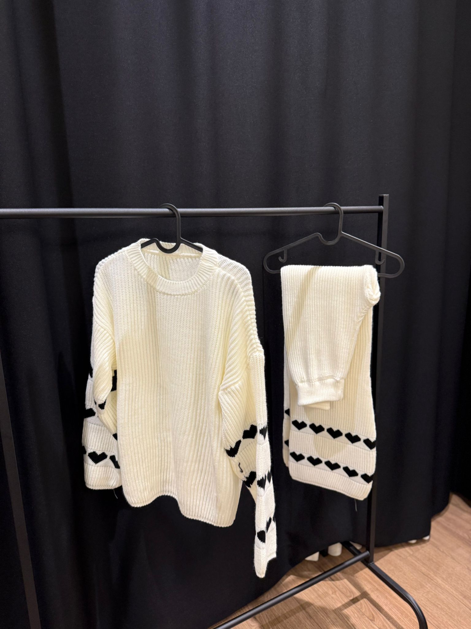 Beyaz Kalp Detaylı Triko Takım