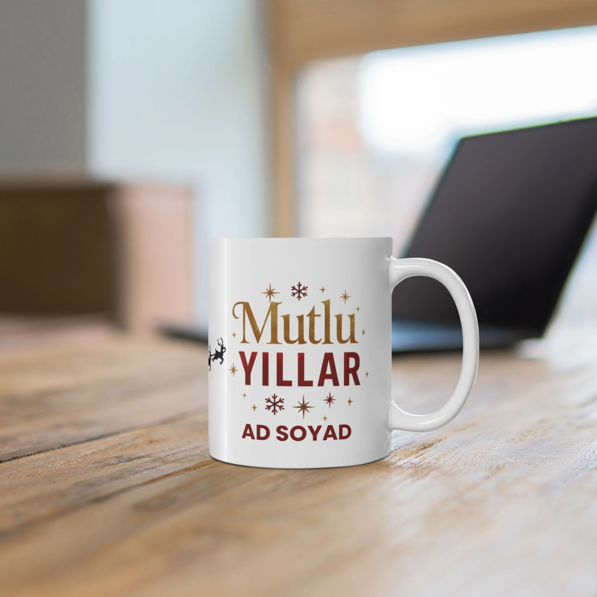 Kişiye Özel Mutlu Yıllar Kupası | İsimli Yeni Yıl Hediyesi Seramik Mug | Noel Baba ve Geyikler