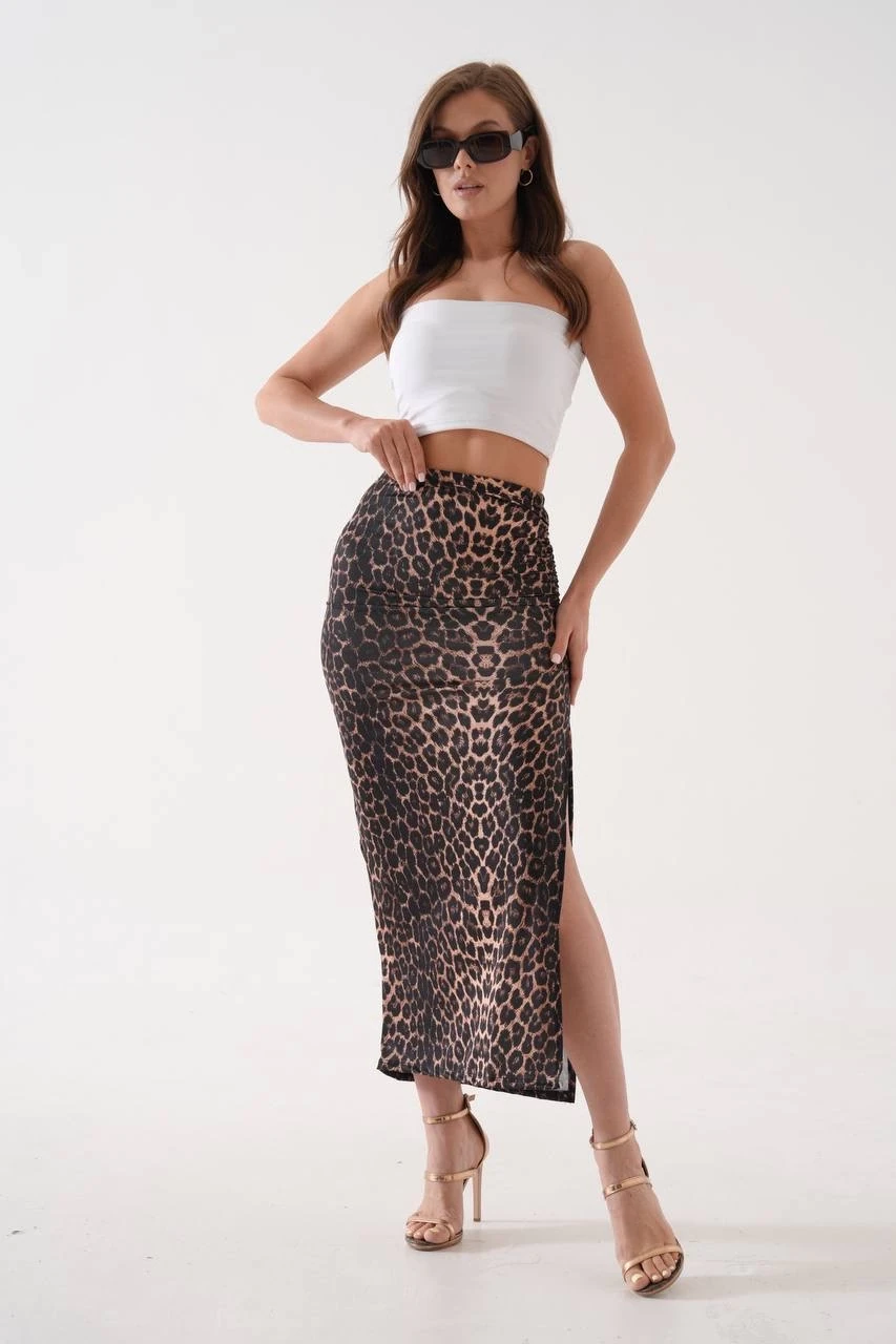 Uzun yırtmaçlı ince kumaş etek leopar