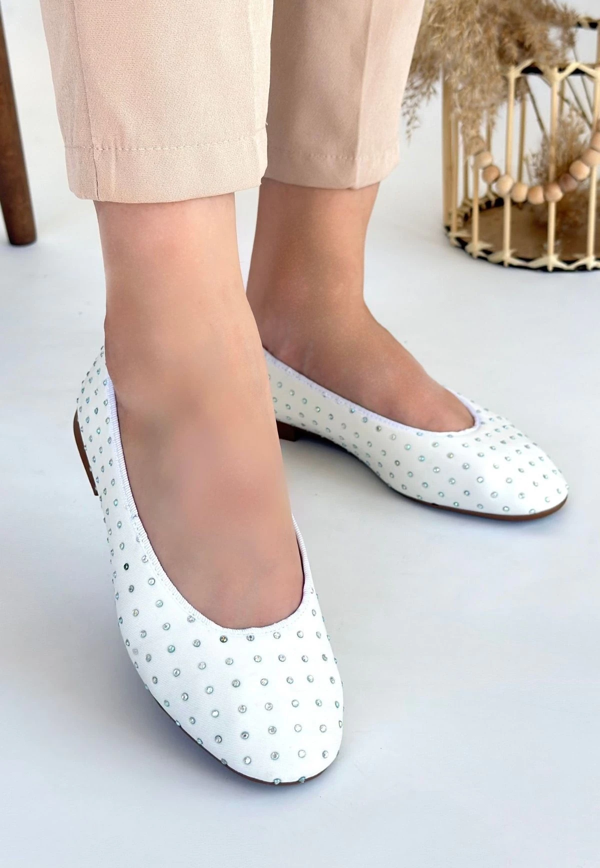 Junoy Beyaz Saten Taşlı Babet Ayakkabı