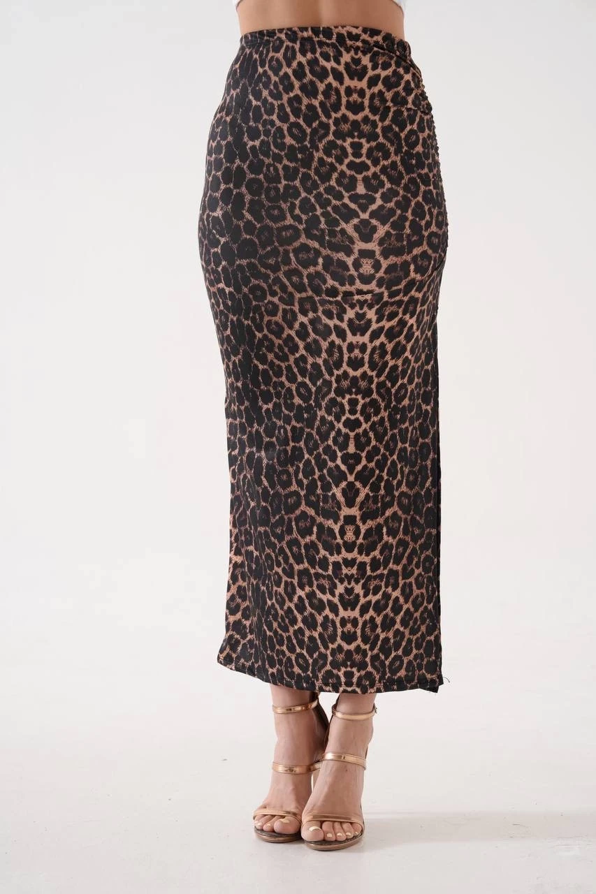 Uzun yırtmaçlı ince kumaş etek leopar
