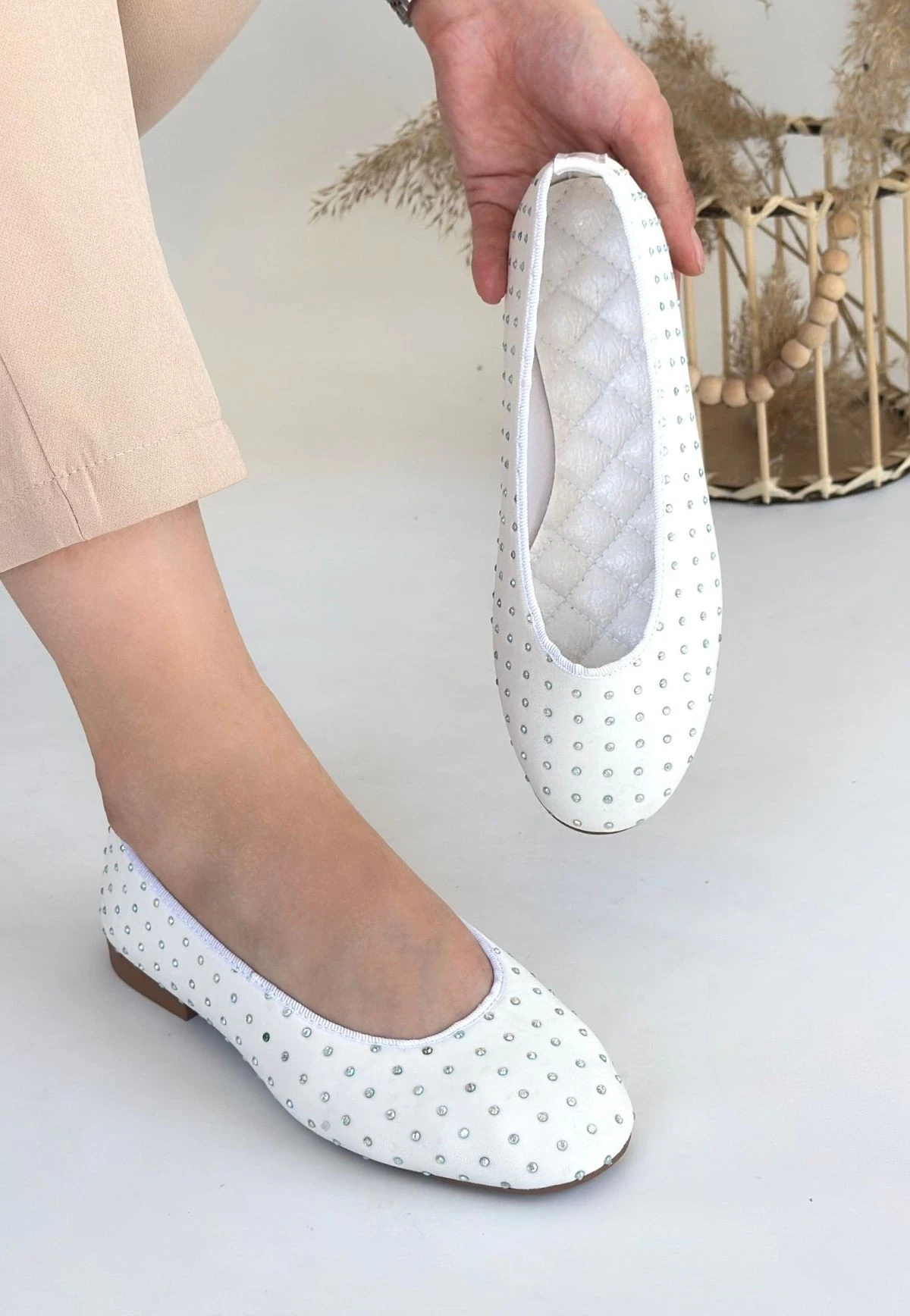 Junoy Beyaz Saten Taşlı Babet Ayakkabı