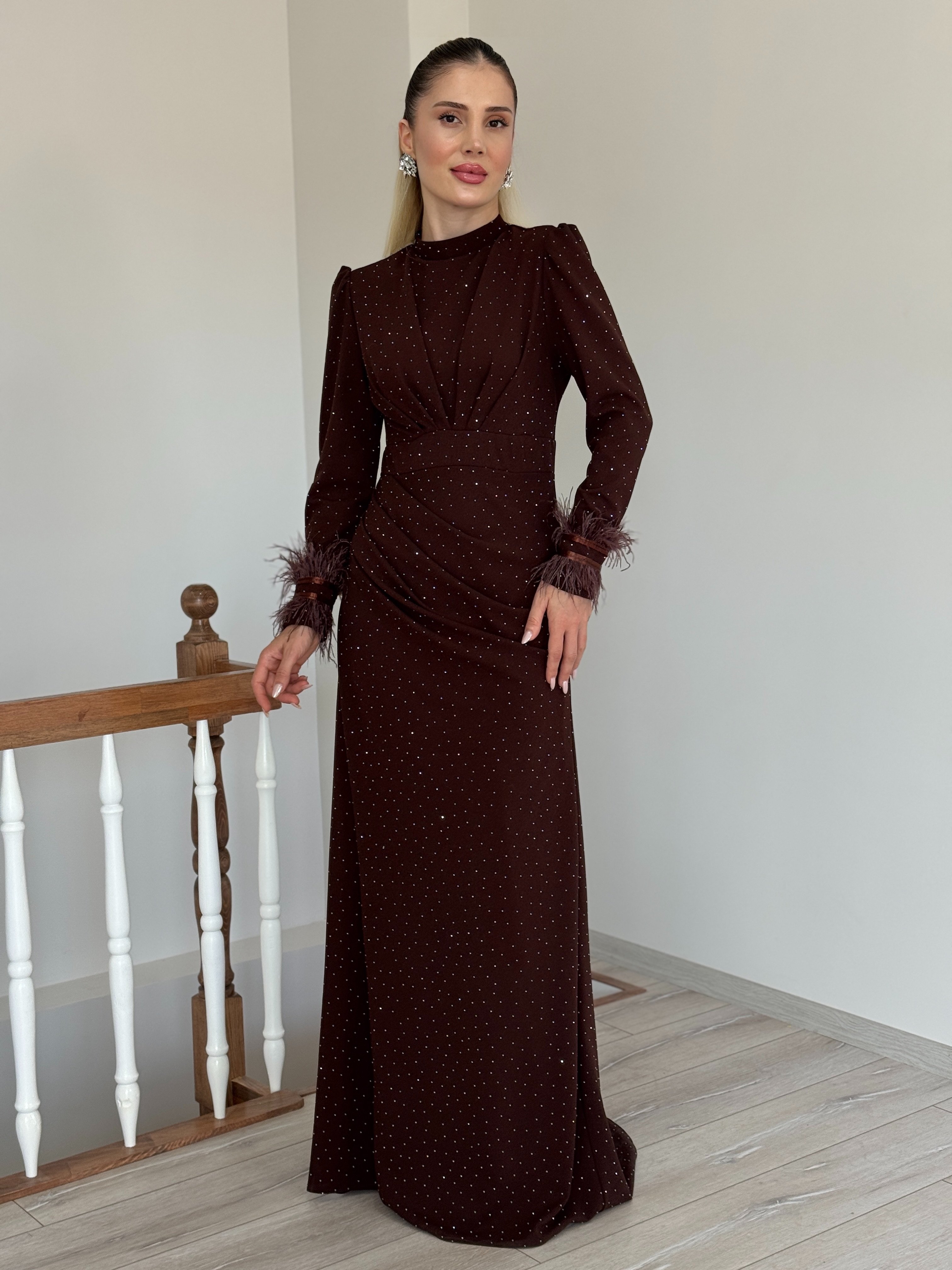 Tüy Detaylı Taşlı Abiye - Kahverengi