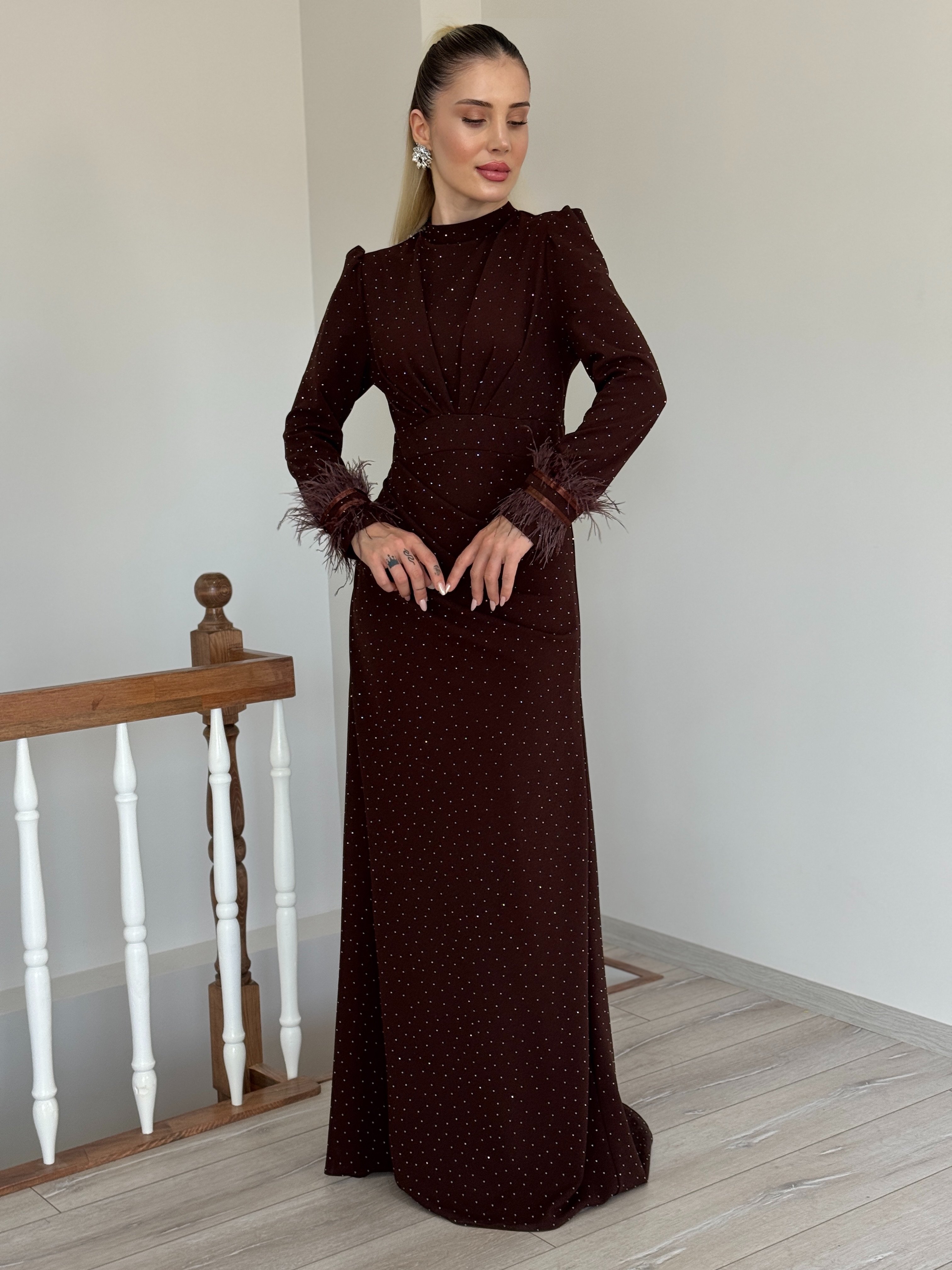 Tüy Detaylı Taşlı Abiye - Kahverengi
