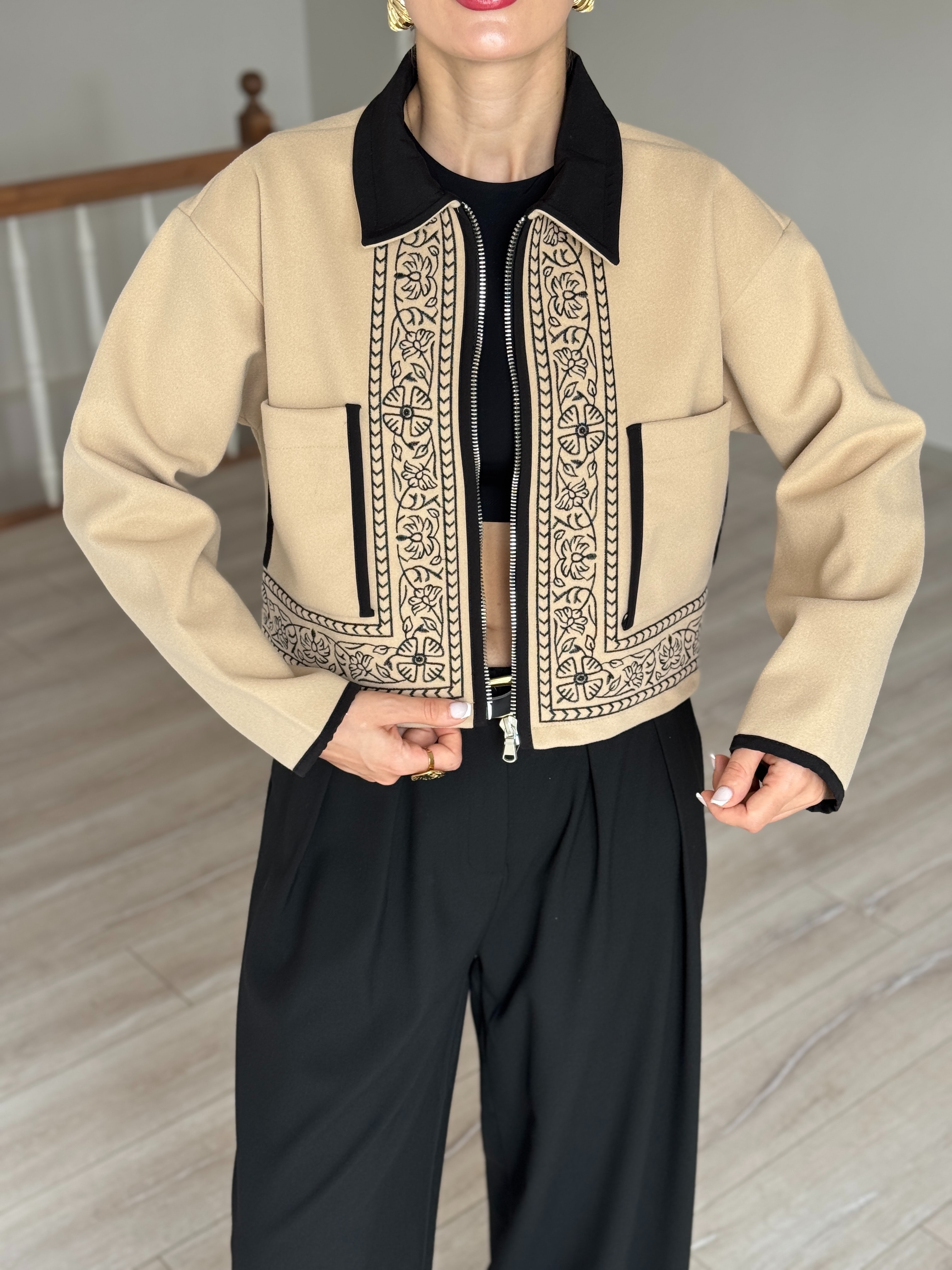 Nakışlı Kaşe Fermuarlı Ceket - Siyah
