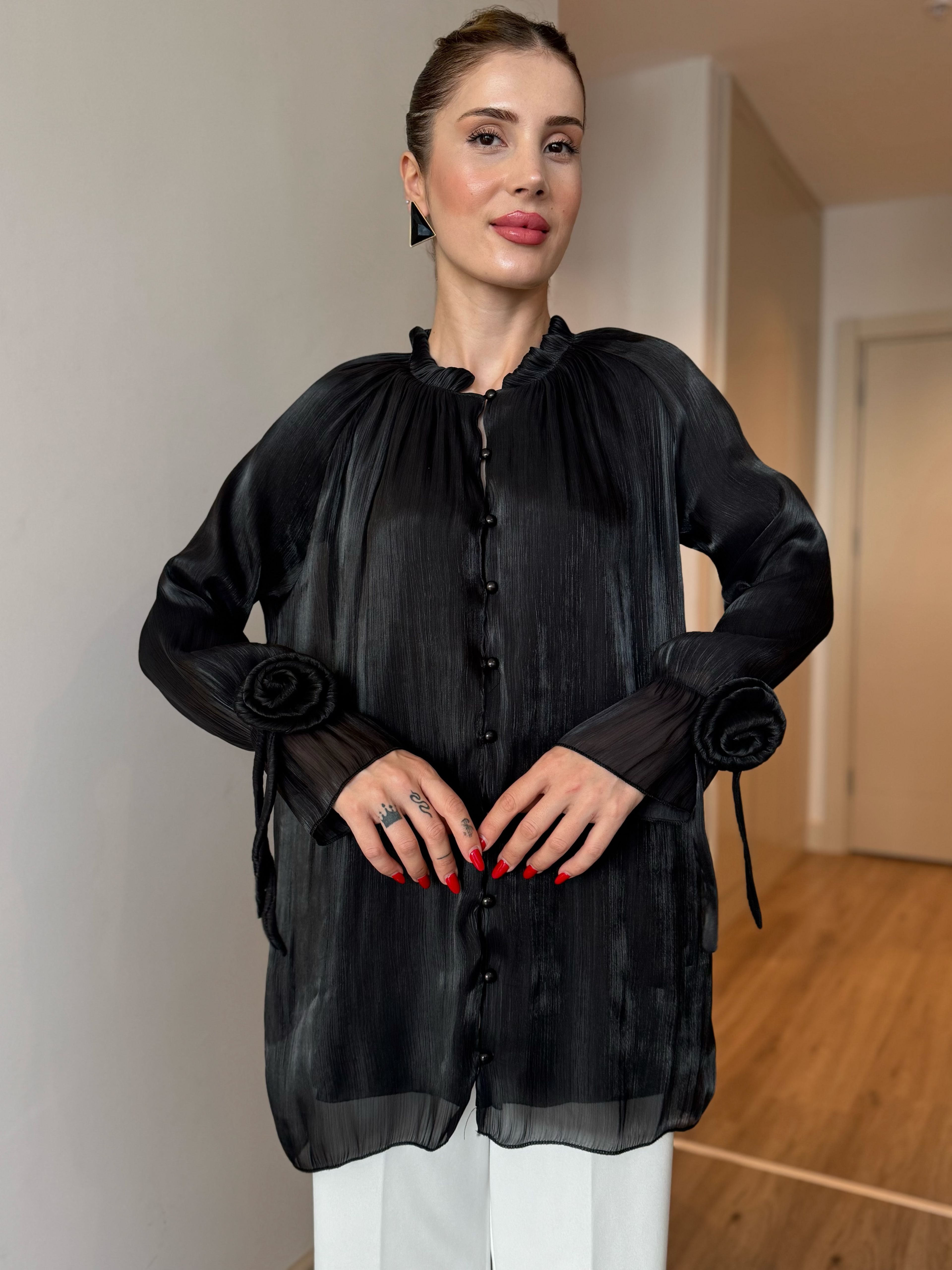 Volanlı Gül Detaylı Gömlek - Siyah