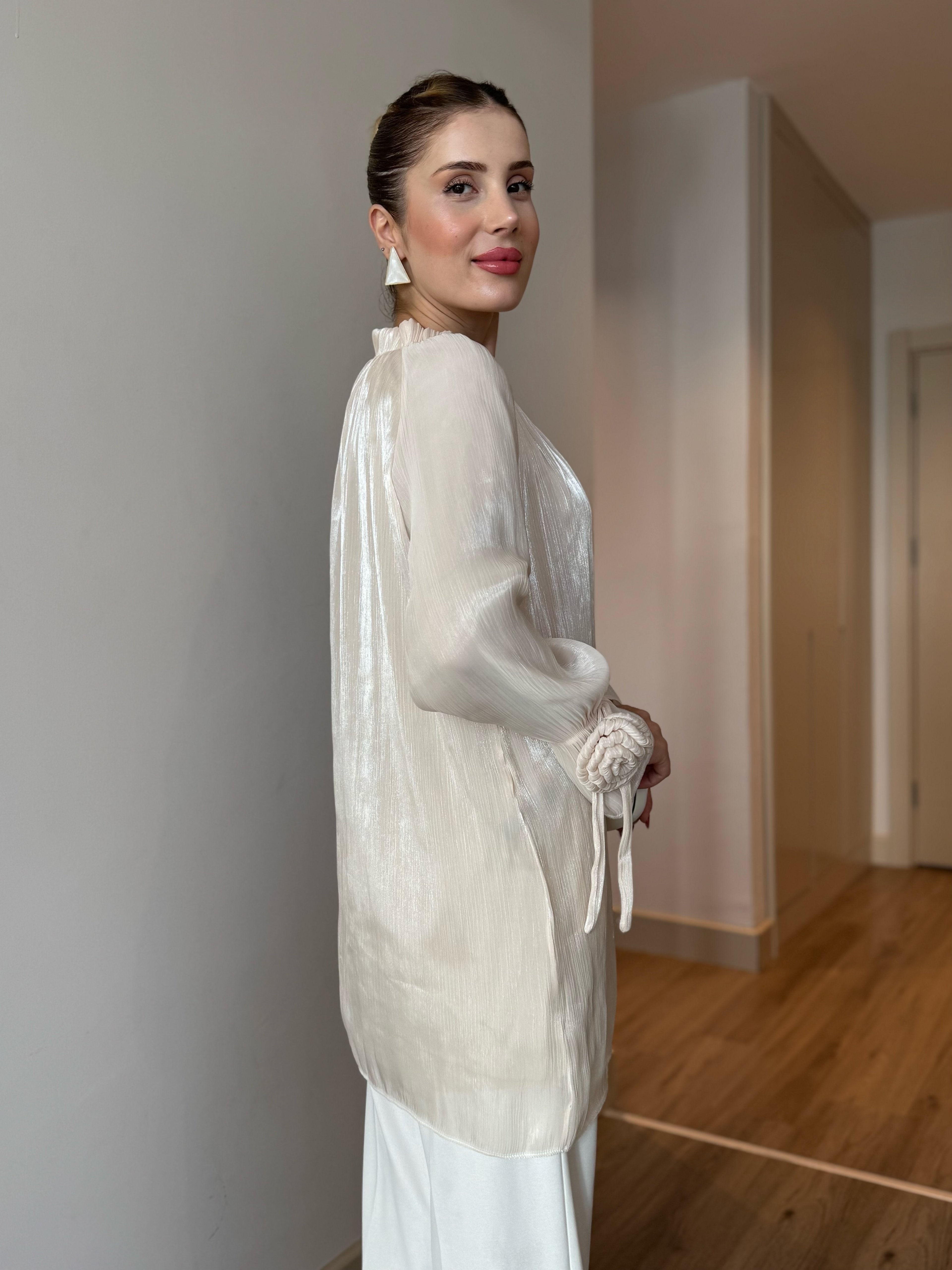 Volanlı Gül Detaylı Gömlek - Bej
