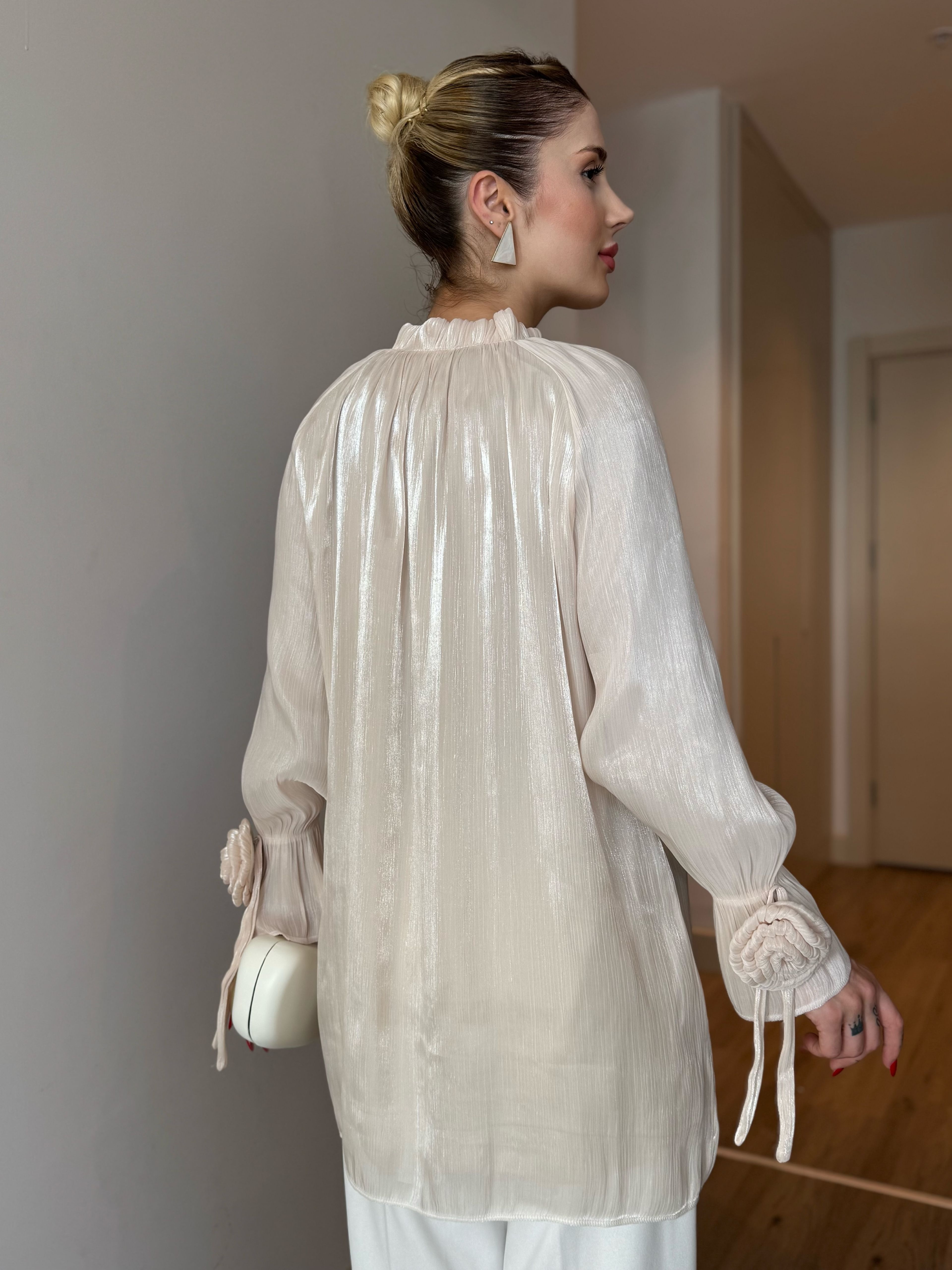 Volanlı Gül Detaylı Gömlek - Bej