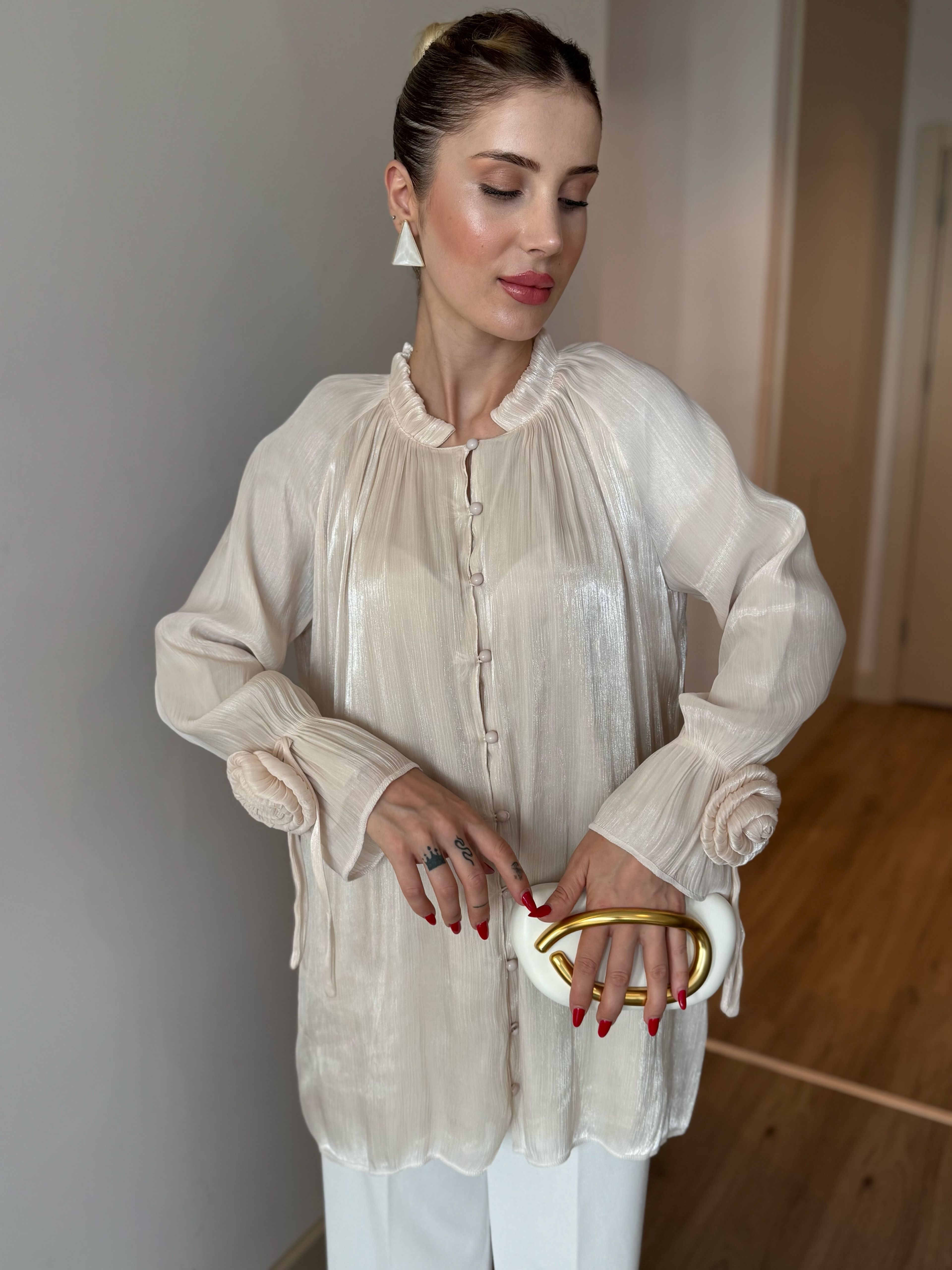Volanlı Gül Detaylı Gömlek - Bej
