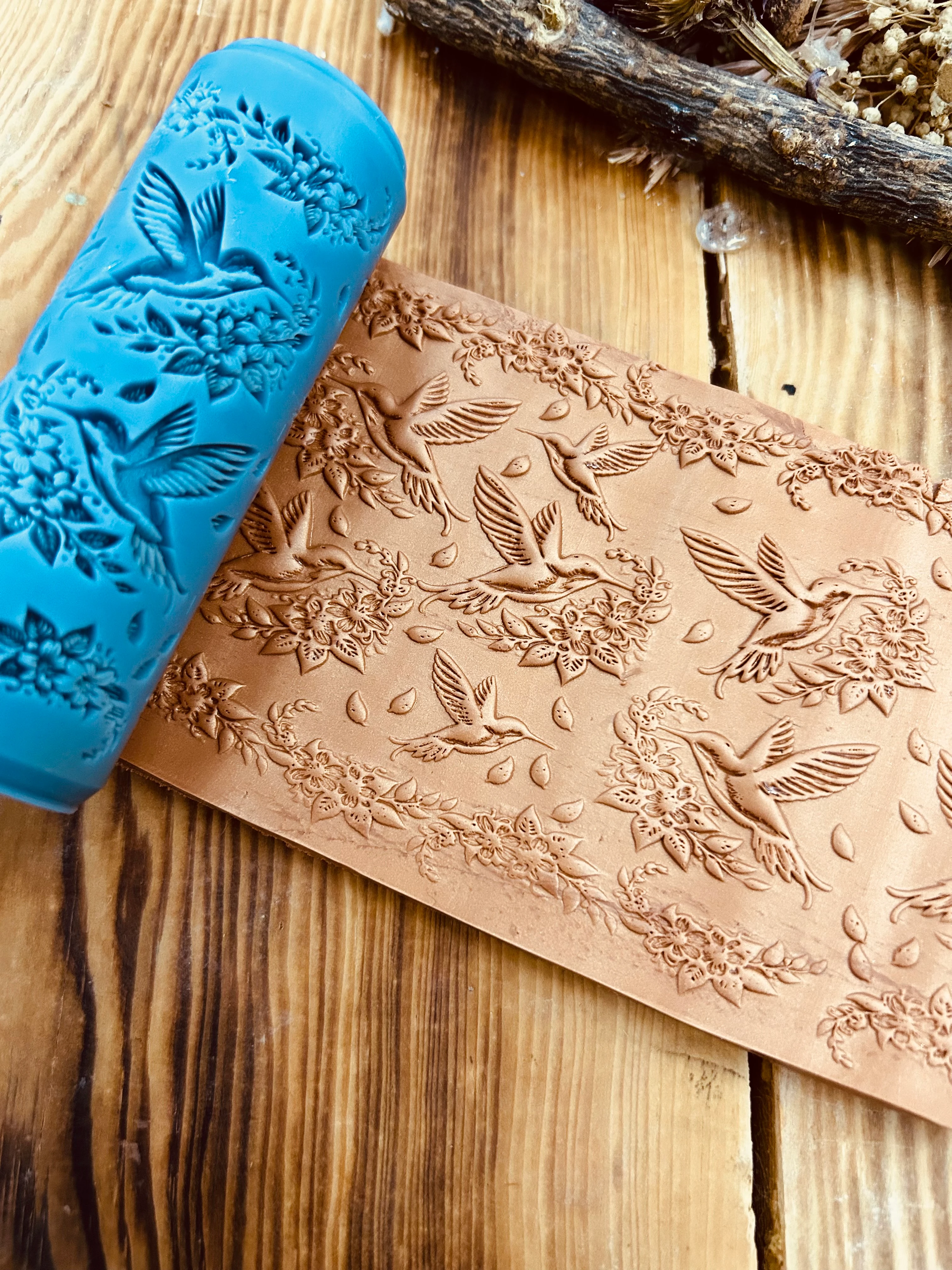 Sinekkuşu ve Çiçek Desenli 3D Doku Silindiri – Polimer Kil ve Hava ile Kuruyan Kil İçin