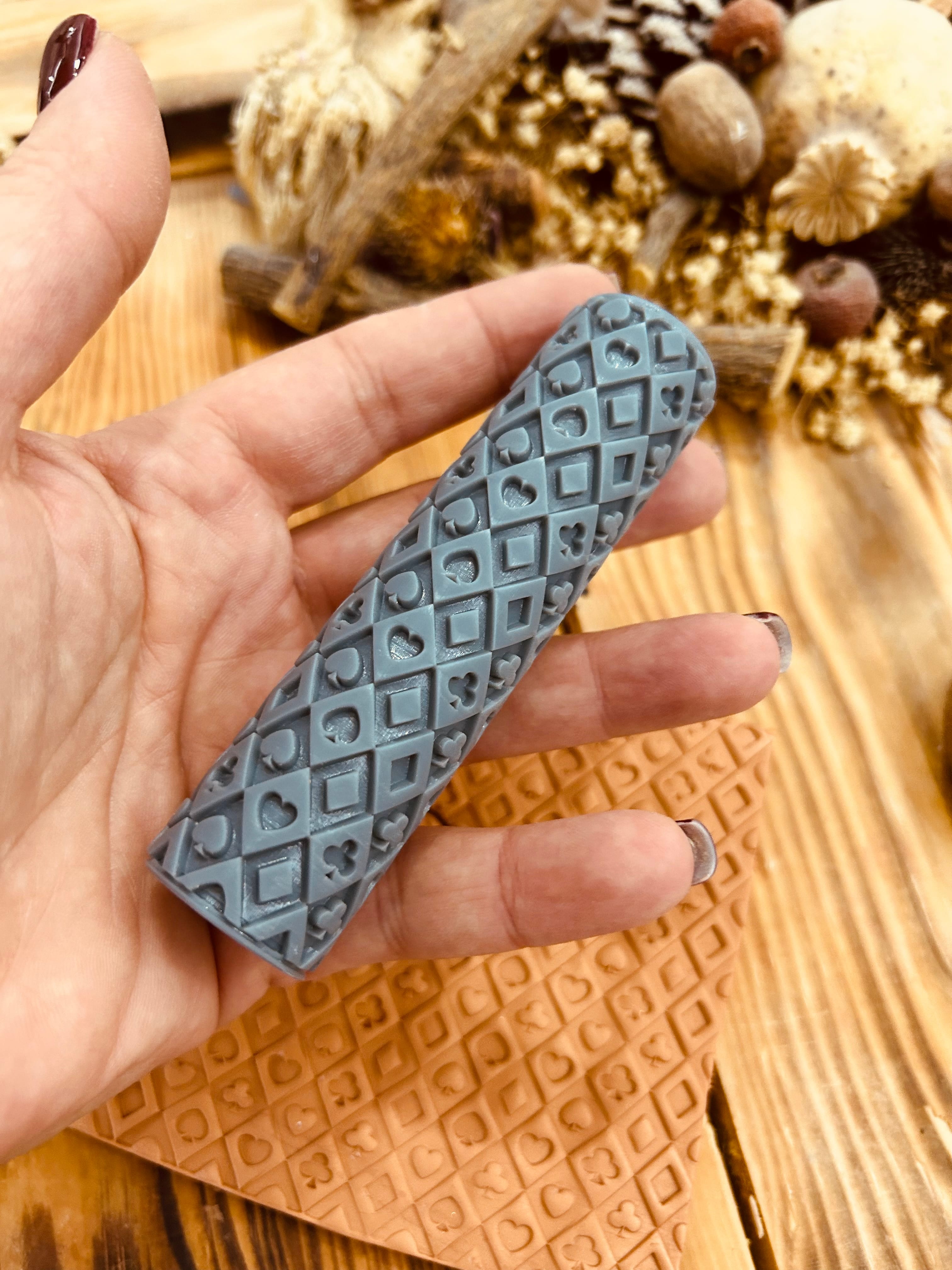 Royal Suits Doku Merdanesi 10 cm | İskambil Desenli Baskı Merdanesi – Seramik Kil, Polimer Kil, Hava ile Kuruyan Kil, Sabun ve DIY Projeler İçin