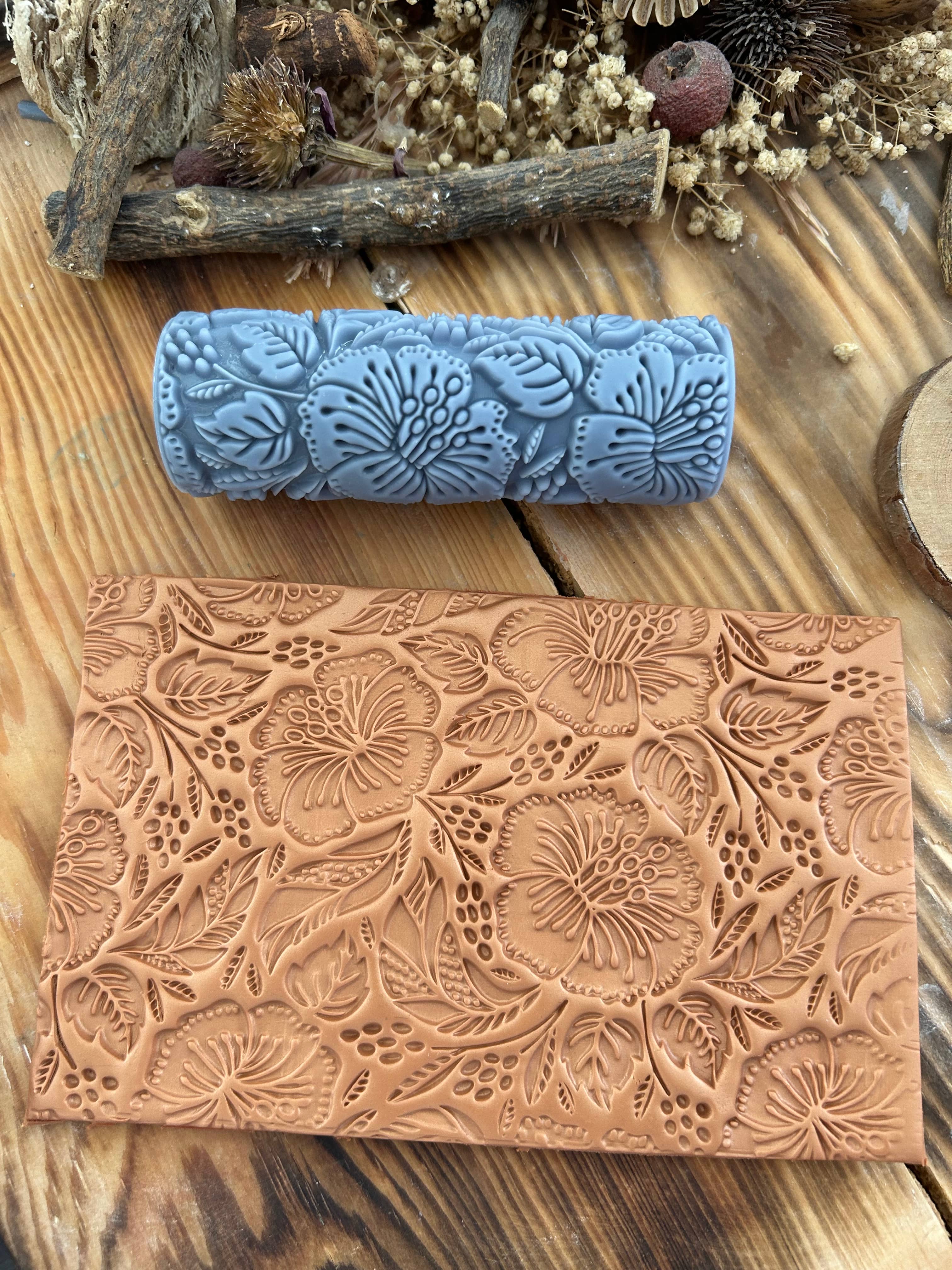 Hibiscus Çiçeği Desenli Doku Rulosu – 10 cm Kabartma Rulo, Polimer Kil, Hava ile Kuruyan Kil, Sabun, Metal Kil ve Hobi İşleri İçin