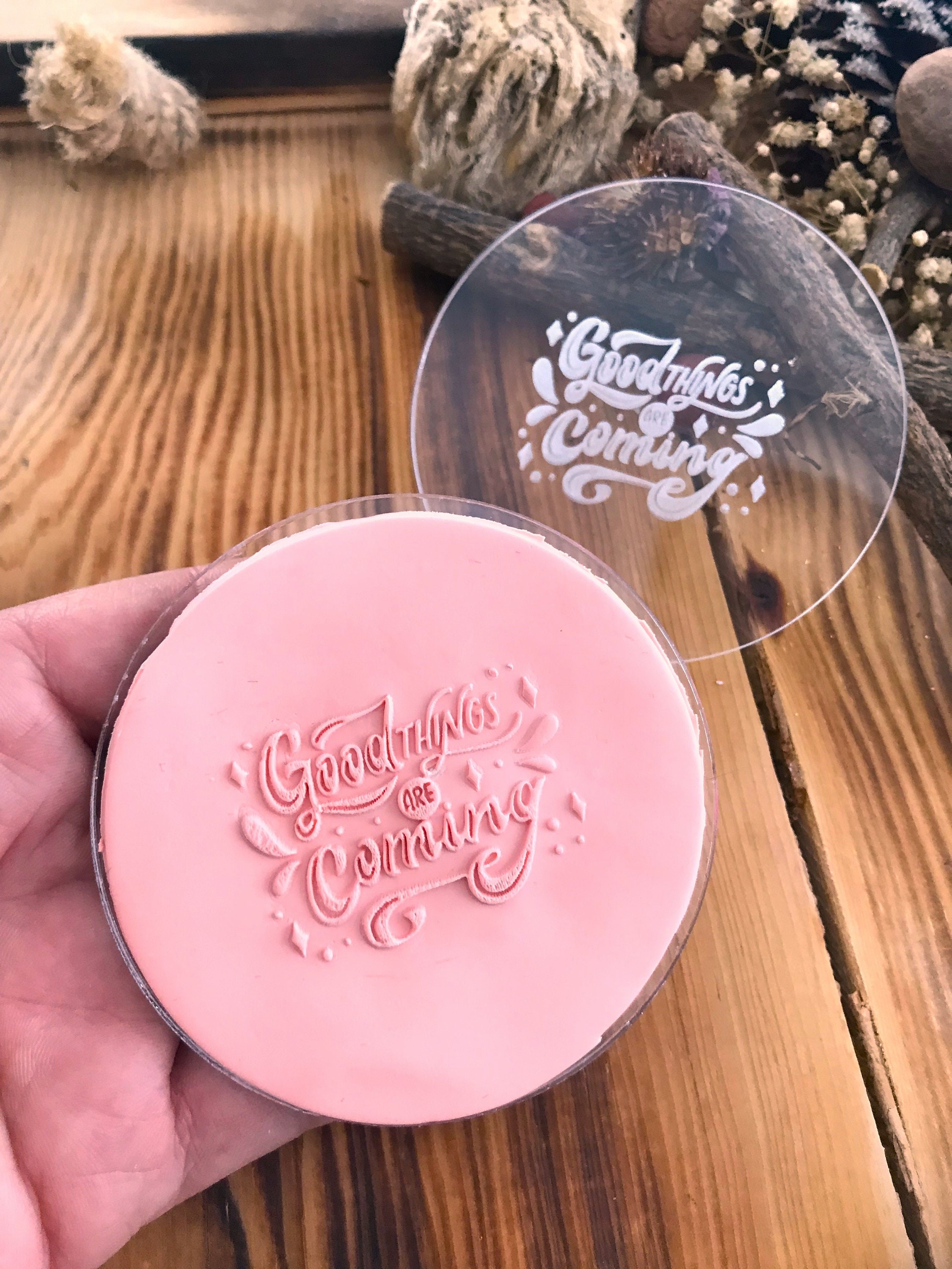 “Good Things Are Coming” Acrylic Texture Stamp – 8cm Embossing Tool for Polymer Clay, Air Dry Clay & Fondant | Inspirational Craft Stamp