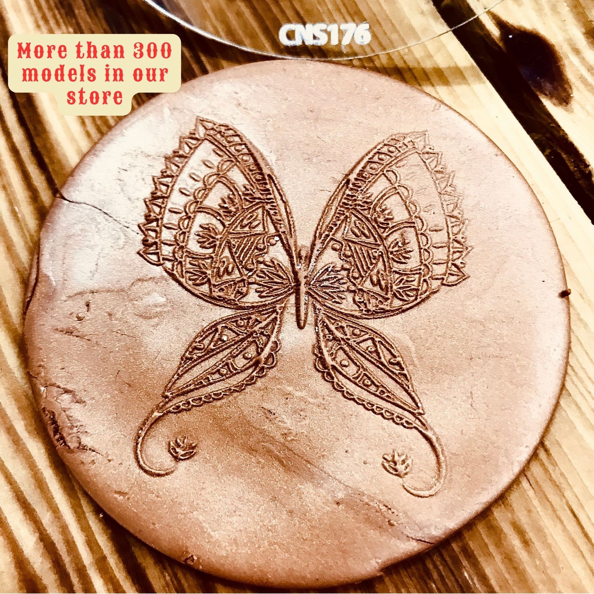 Kelebek Mandala Doku Matı – 7x7 cm Kauçuk veya Akrilik Polimer Kil Damgası, Hava ile Kuruyan Kil ve Şeker Hamuru İçin Doku Plağı