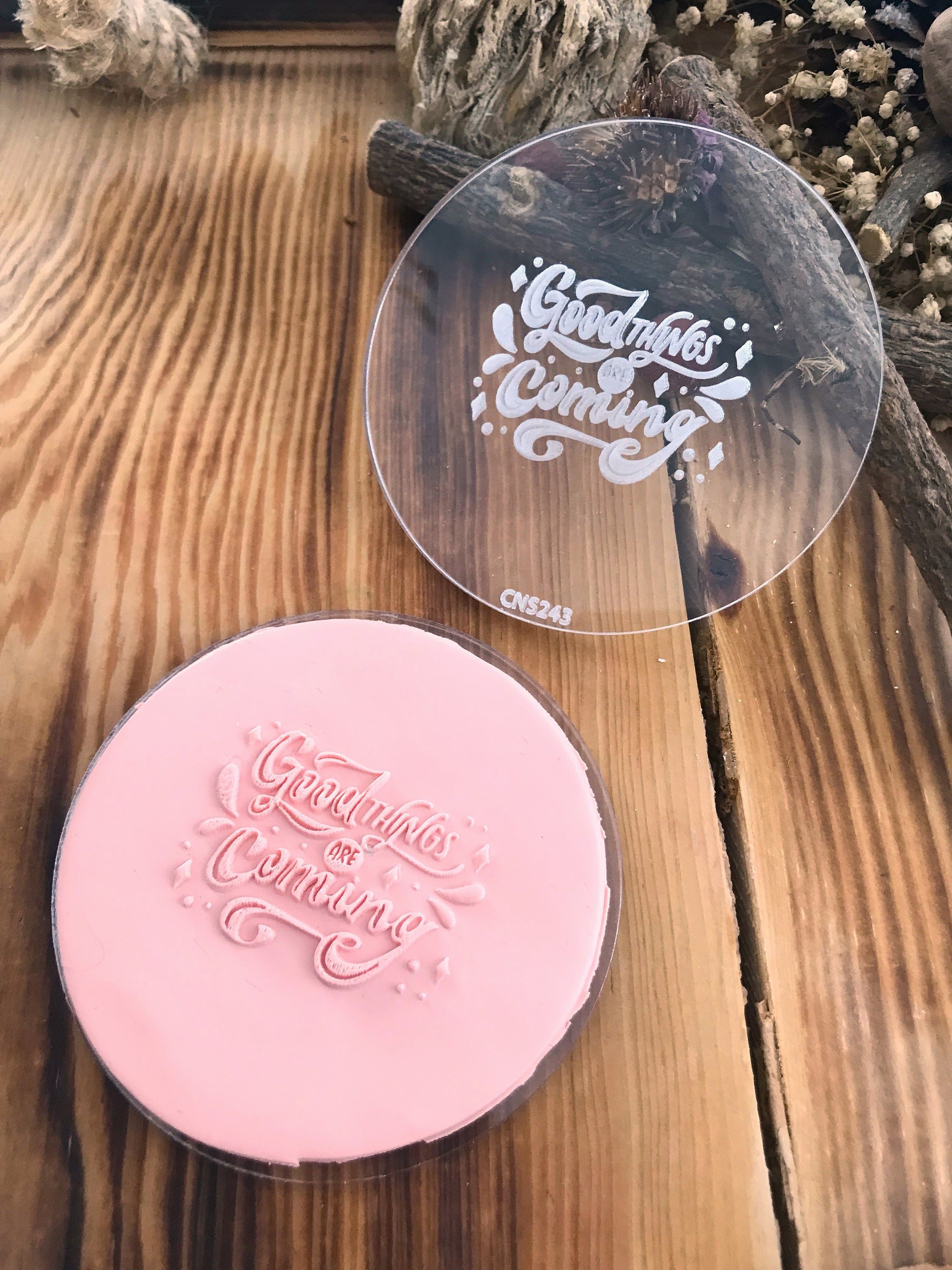 “Good Things Are Coming” Acrylic Texture Stamp – 8cm Embossing Tool for Polymer Clay, Air Dry Clay & Fondant | Inspirational Craft Stamp