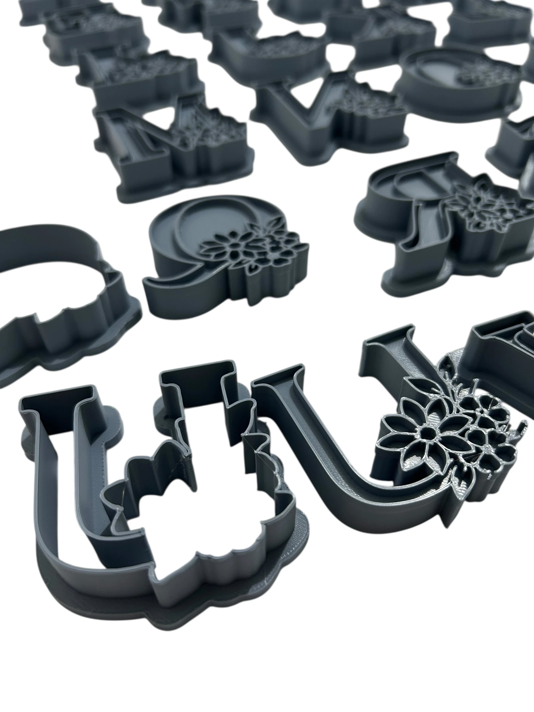 Çiçekli Alfabe Harf Damga + Kesici | 6 cm | Tek Harf veya A–Z Set | Kurabiye, Hava ile Kuruyan Kil, Polimer Kil, Sabun ve Mum İçin