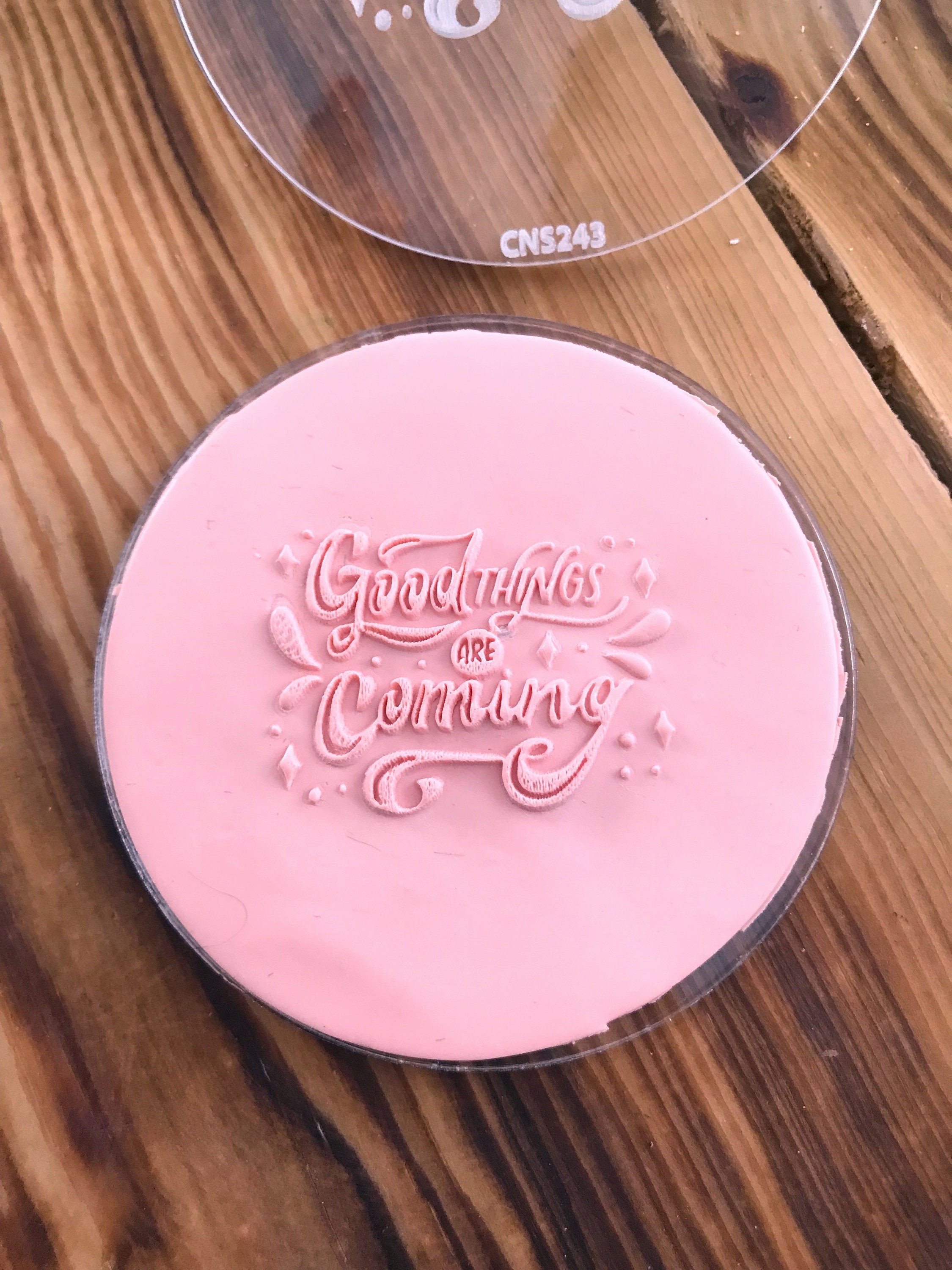 “Good Things Are Coming” Acrylic Texture Stamp – 8cm Embossing Tool for Polymer Clay, Air Dry Clay & Fondant | Inspirational Craft Stamp