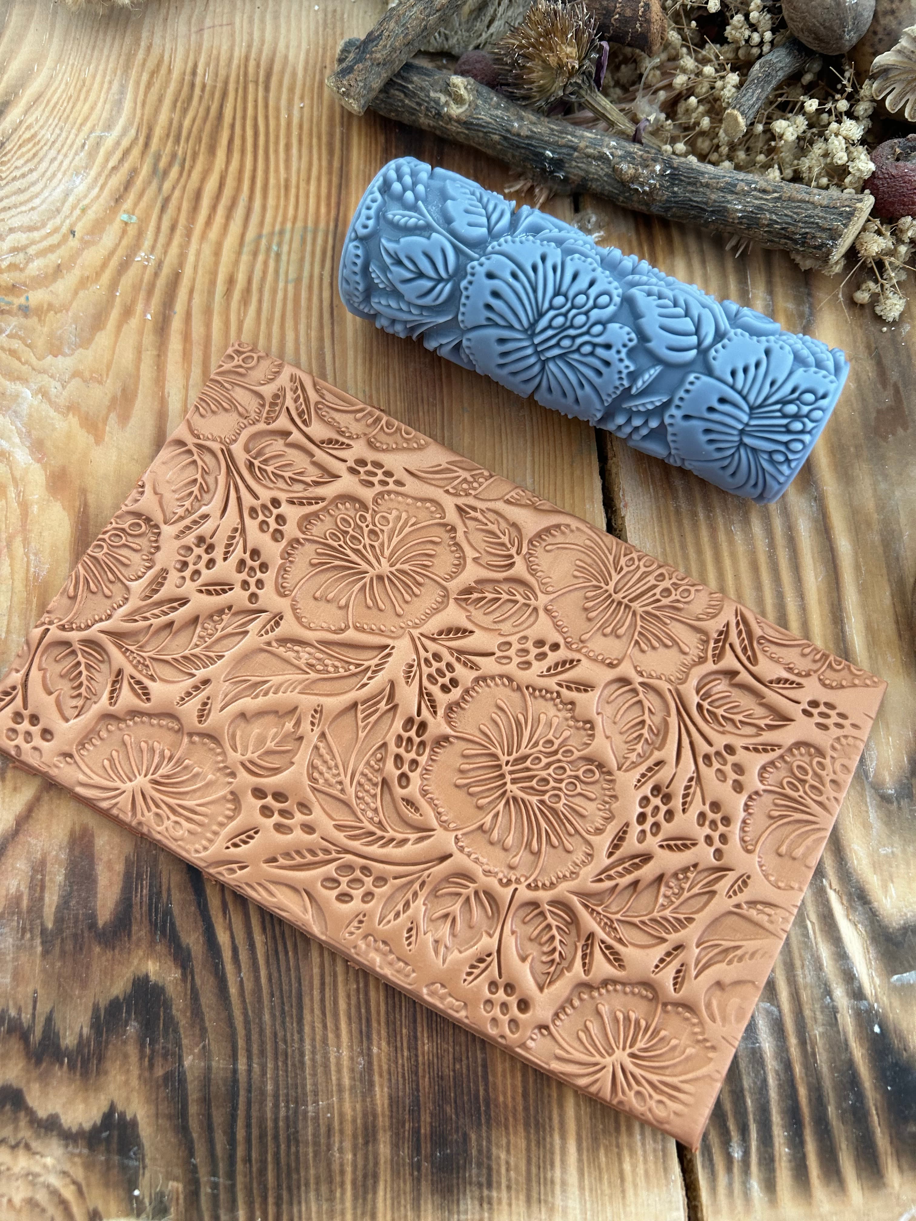 Hibiscus Çiçeği Desenli Doku Rulosu – 10 cm Kabartma Rulo, Polimer Kil, Hava ile Kuruyan Kil, Sabun, Metal Kil ve Hobi İşleri İçin