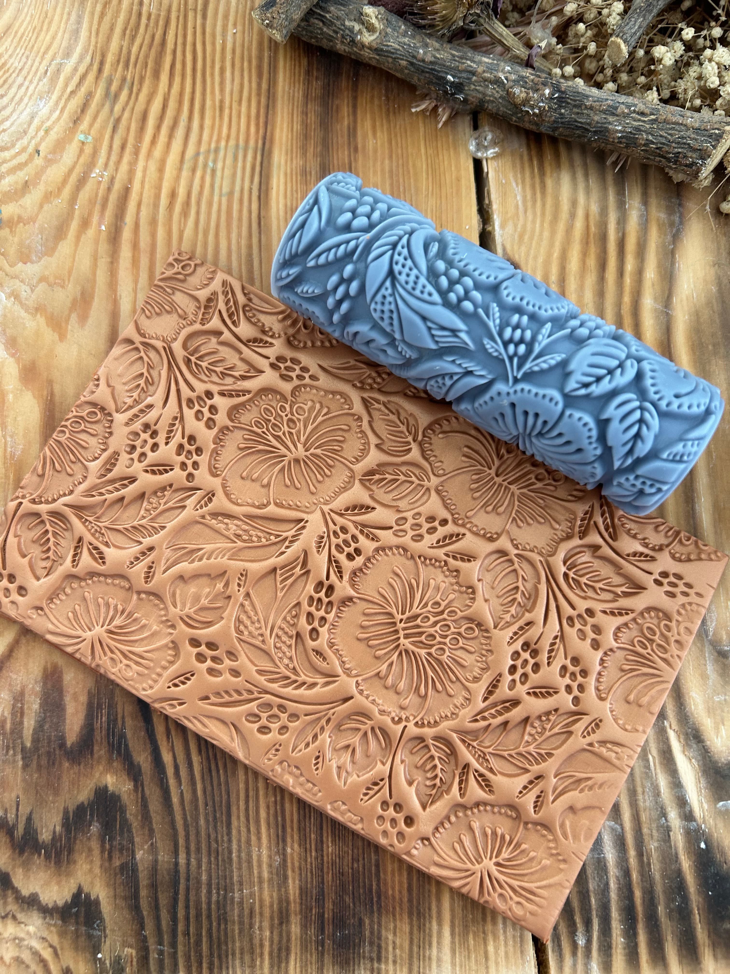 Hibiscus Çiçeği Desenli Doku Rulosu – 10 cm Kabartma Rulo, Polimer Kil, Hava ile Kuruyan Kil, Sabun, Metal Kil ve Hobi İşleri İçin
