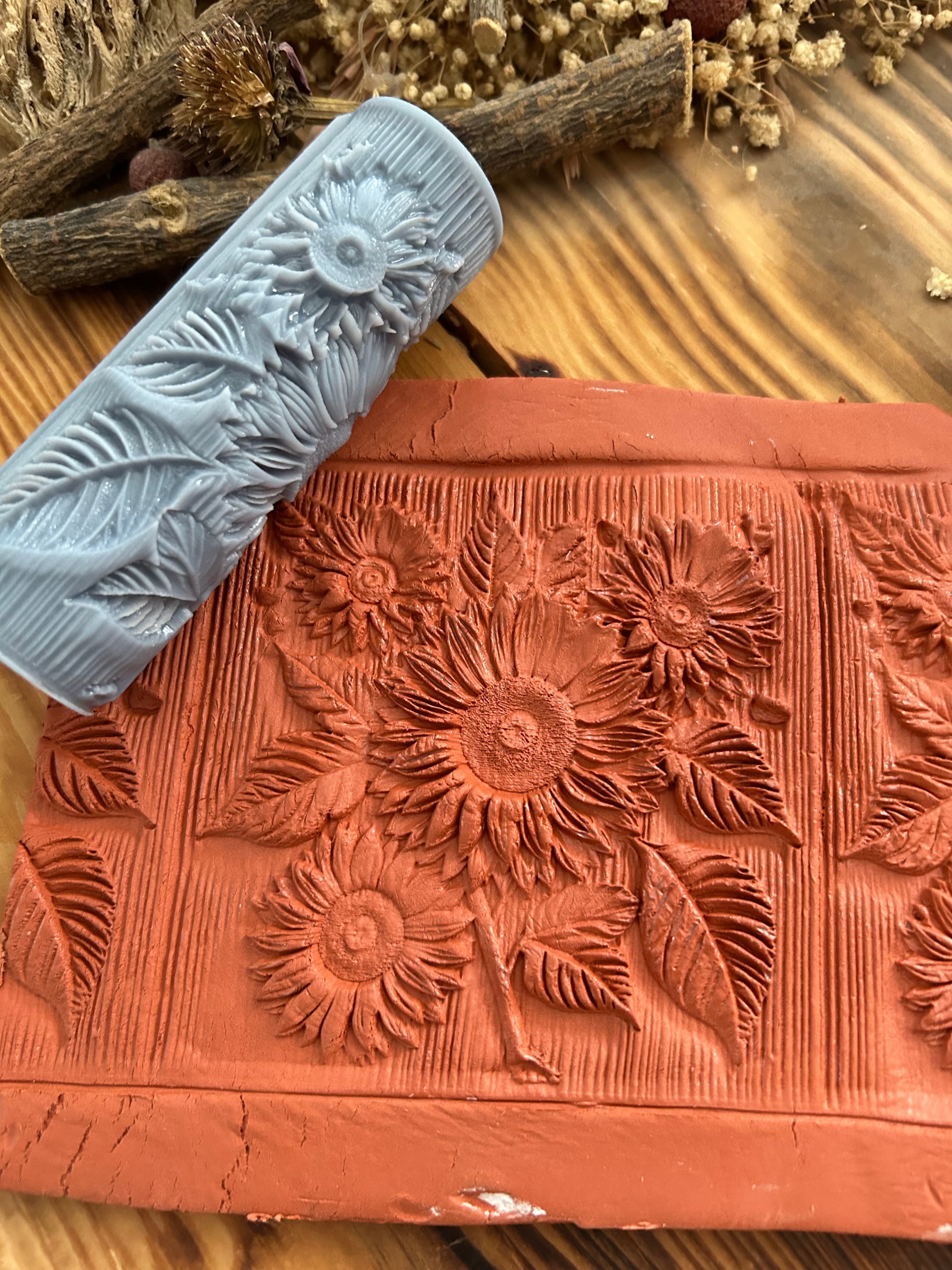 Ayçiçeği Desenli Doku Merdanesi – 10 cm (Polimer Kil, Hava ile Kuruyan Kil, Sabun ve El İşleri İçin)