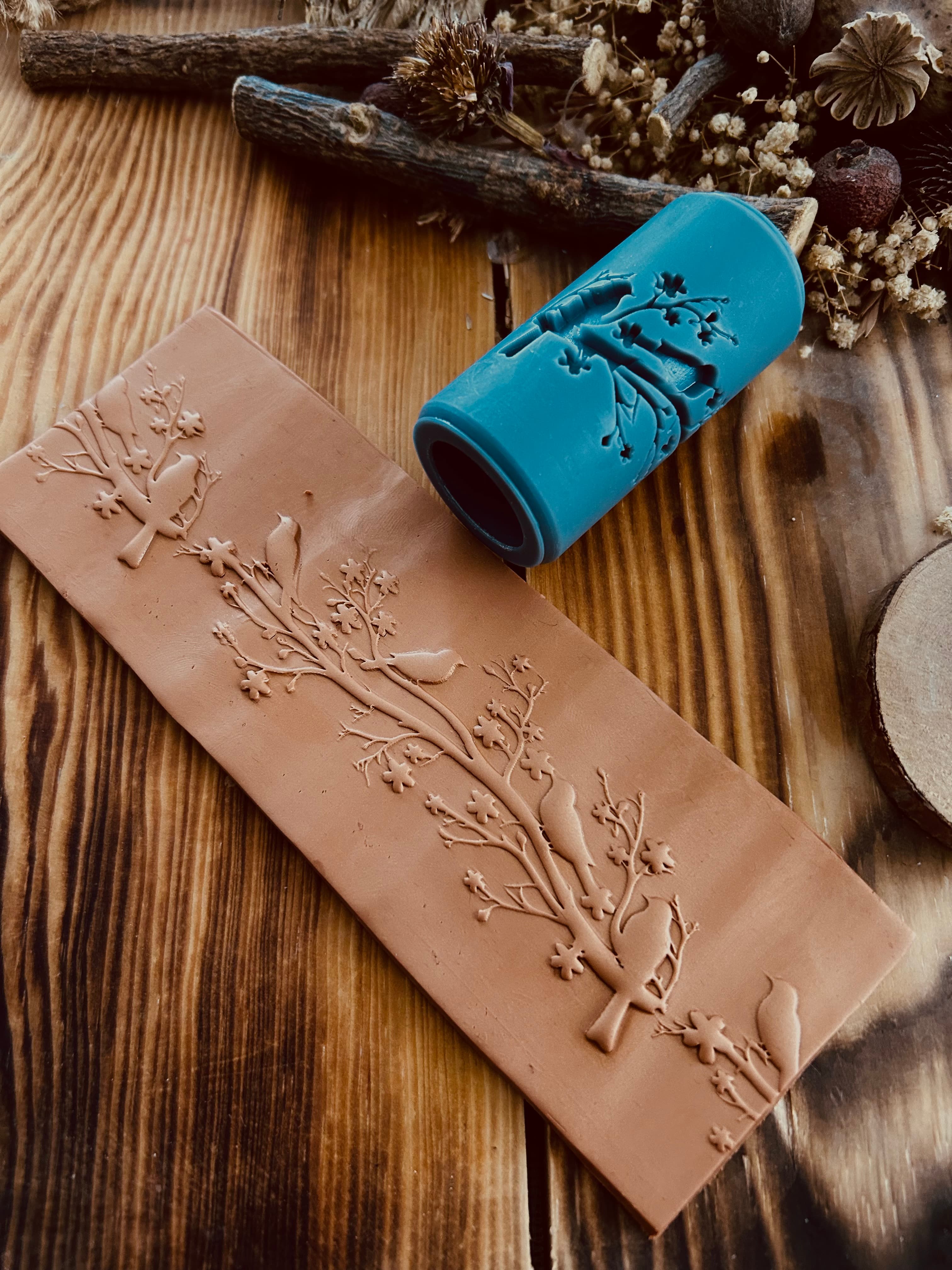 Kuşlar ve Dallar Desenli Doku Merdanesi – 7 cm Kabartma Araç (Polimer Kil, Hava ile Kuruyan Kil, Sabun ve El İşleri İçin)