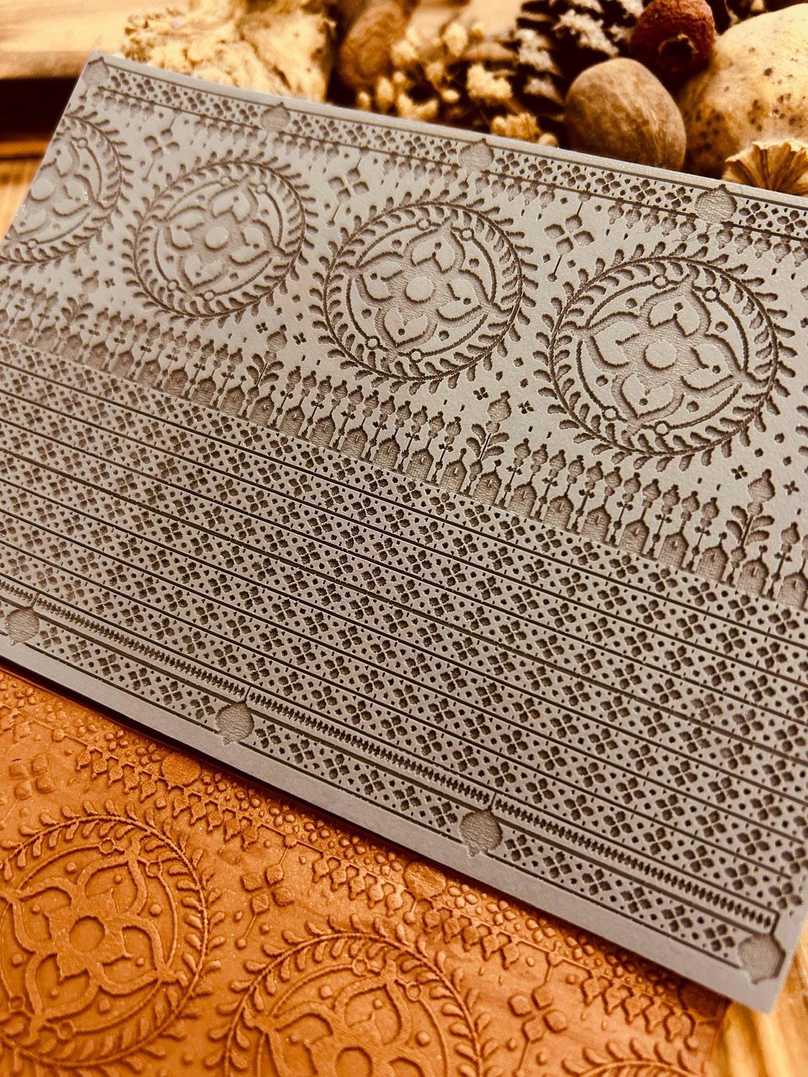 Geometrik Süsleme Doku Matı – 10×14 cm Kauçuk Doku Levha | Polimer Kil, Hava Kuruyan Kil & Seramik İçin | Takı ve Dekor Aracı