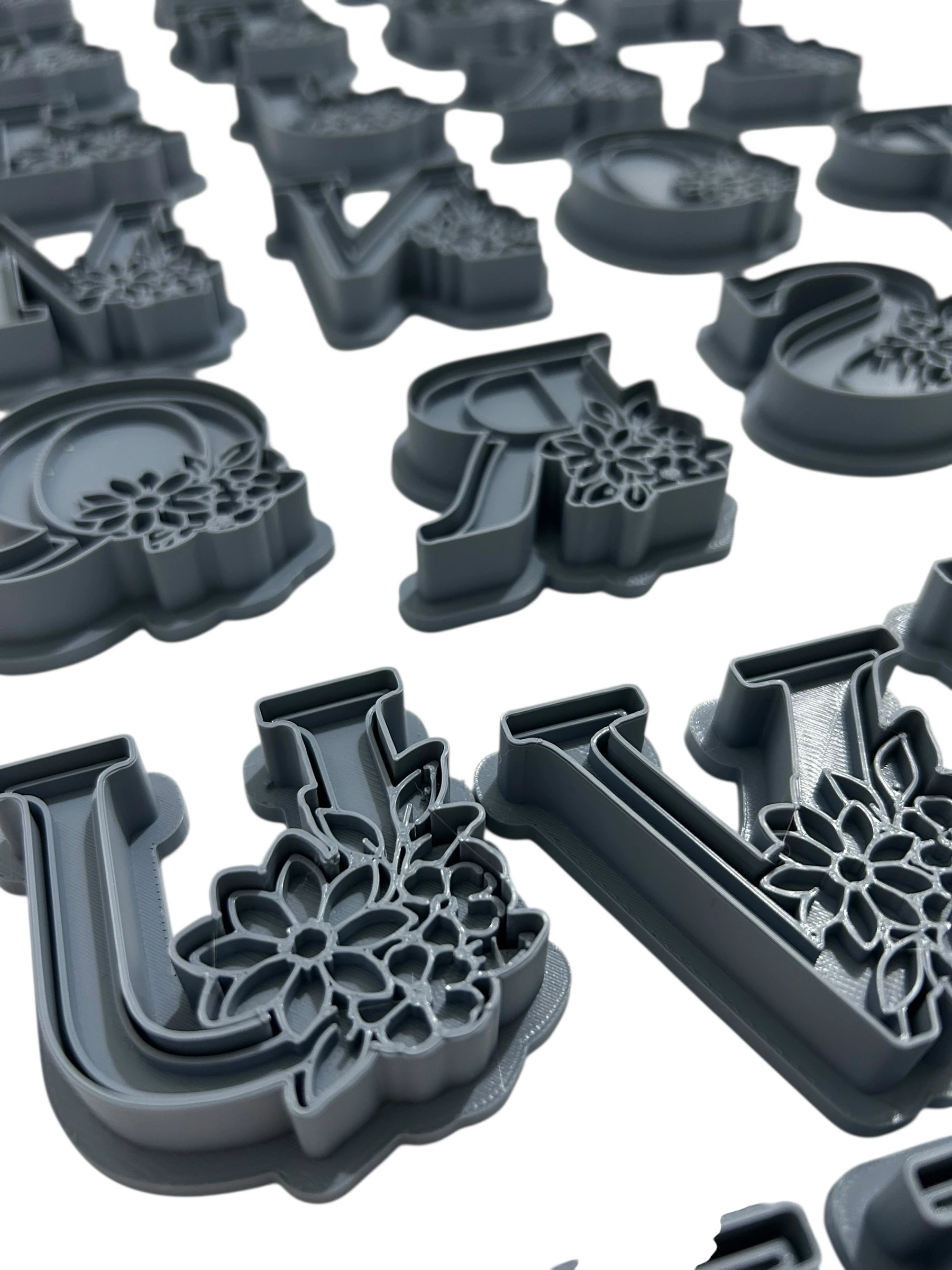 Çiçekli Alfabe Harf Damga + Kesici | 6 cm | Tek Harf veya A–Z Set | Kurabiye, Hava ile Kuruyan Kil, Polimer Kil, Sabun ve Mum İçin