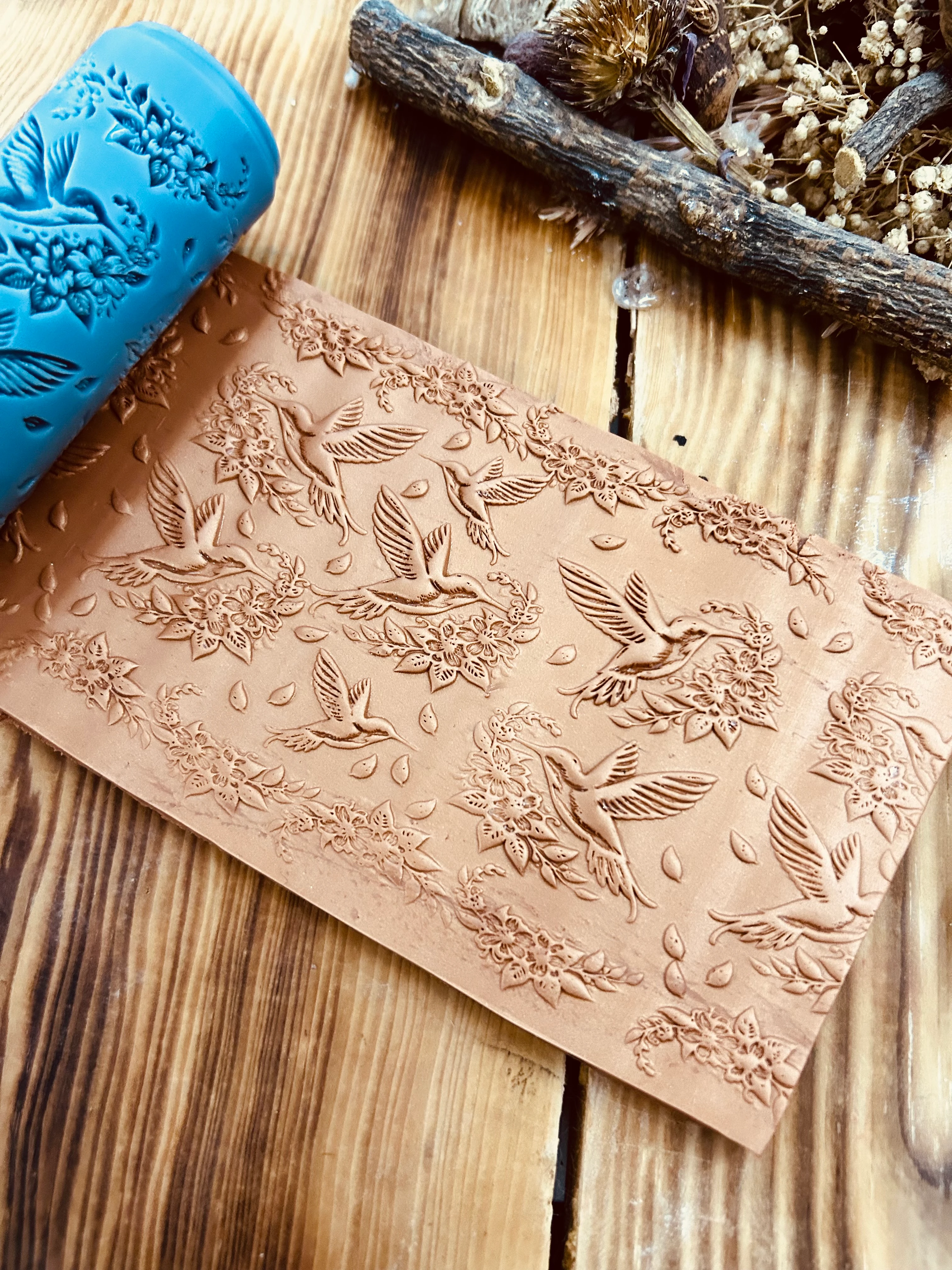 Sinekkuşu ve Çiçek Desenli 3D Doku Silindiri – Polimer Kil ve Hava ile Kuruyan Kil İçin