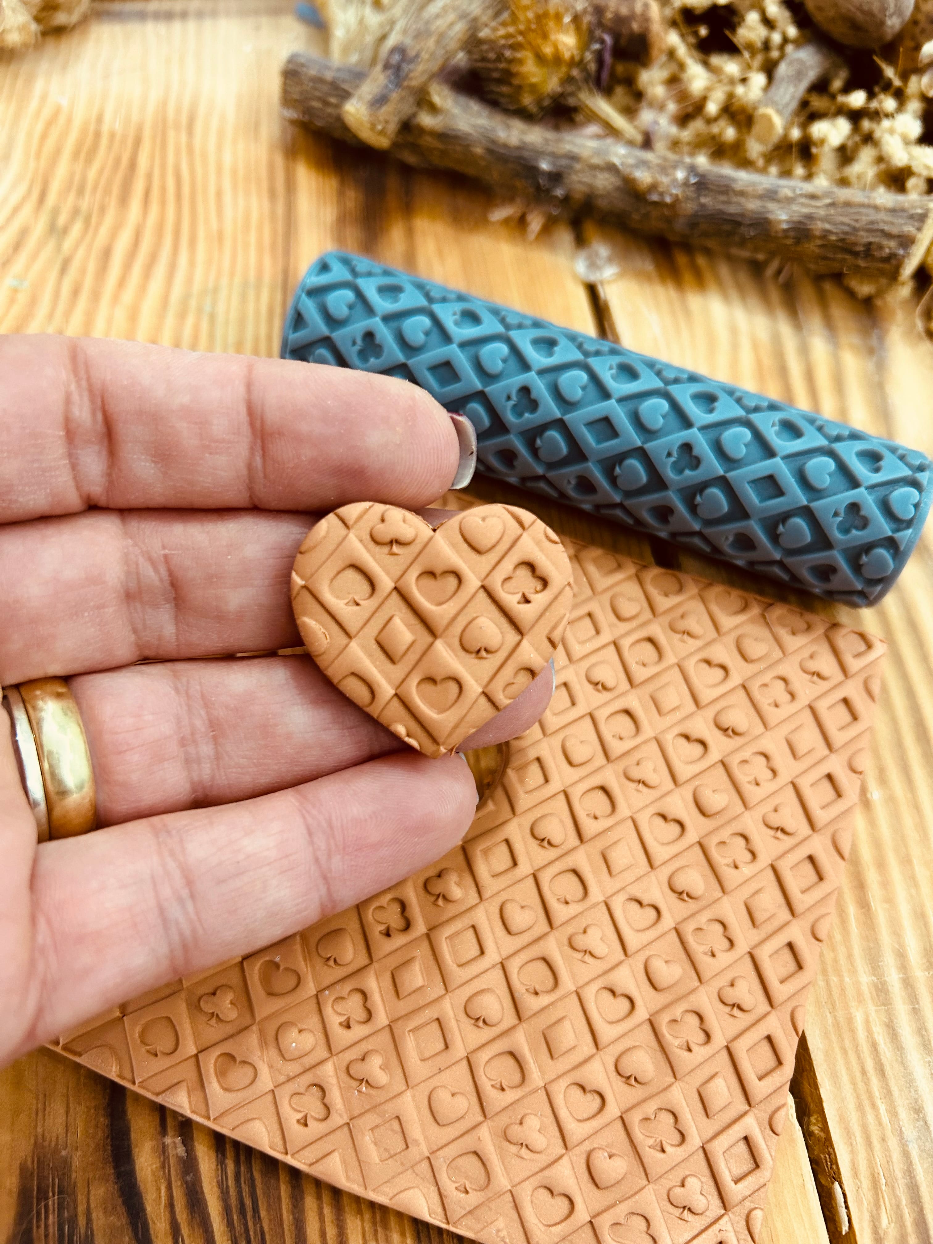 Royal Suits Doku Merdanesi 10 cm | İskambil Desenli Baskı Merdanesi – Seramik Kil, Polimer Kil, Hava ile Kuruyan Kil, Sabun ve DIY Projeler İçin