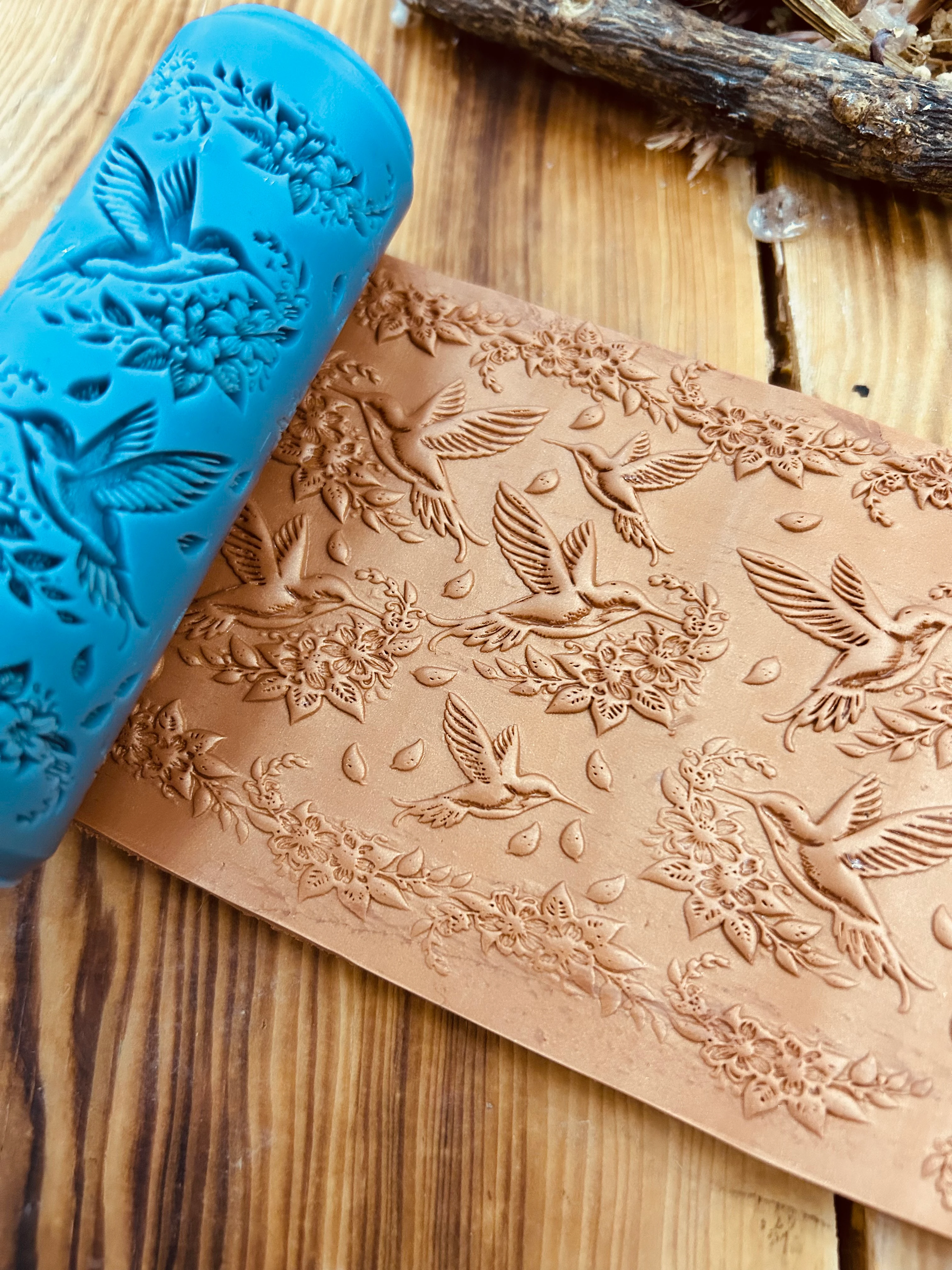 Sinekkuşu ve Çiçek Desenli 3D Doku Silindiri – Polimer Kil ve Hava ile Kuruyan Kil İçin